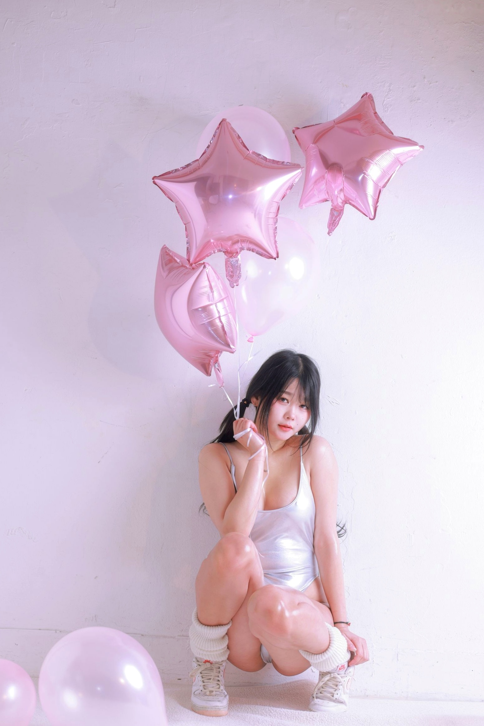 Gallery - 韩国美女琪雅Zia情人节Vol.13：银色连体衣搭配粉色气球，极致浪漫私房写真，火辣身材尽显，性感尤物诱惑全开性感私房照诱惑韩国大尺度 女神私房照_秀色女神 - image 2