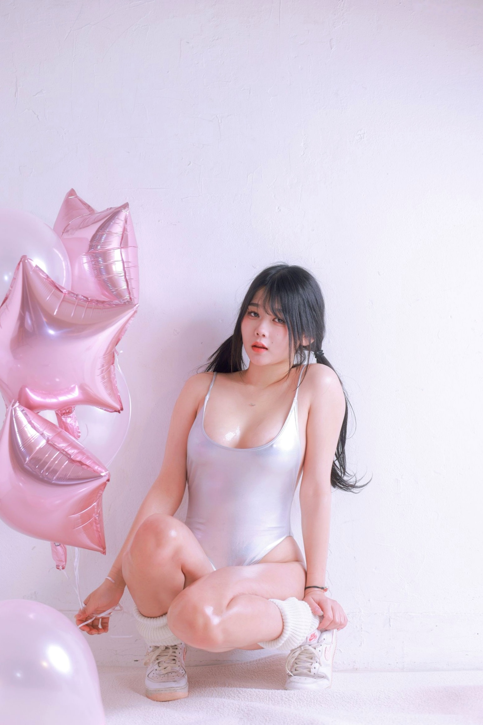 Gallery - 韩国美女琪雅Zia情人节Vol.13：银色连体衣搭配粉色气球，极致浪漫私房写真，火辣身材尽显，性感尤物诱惑全开性感私房照诱惑韩国大尺度 女神私房照_秀色女神 - image 4