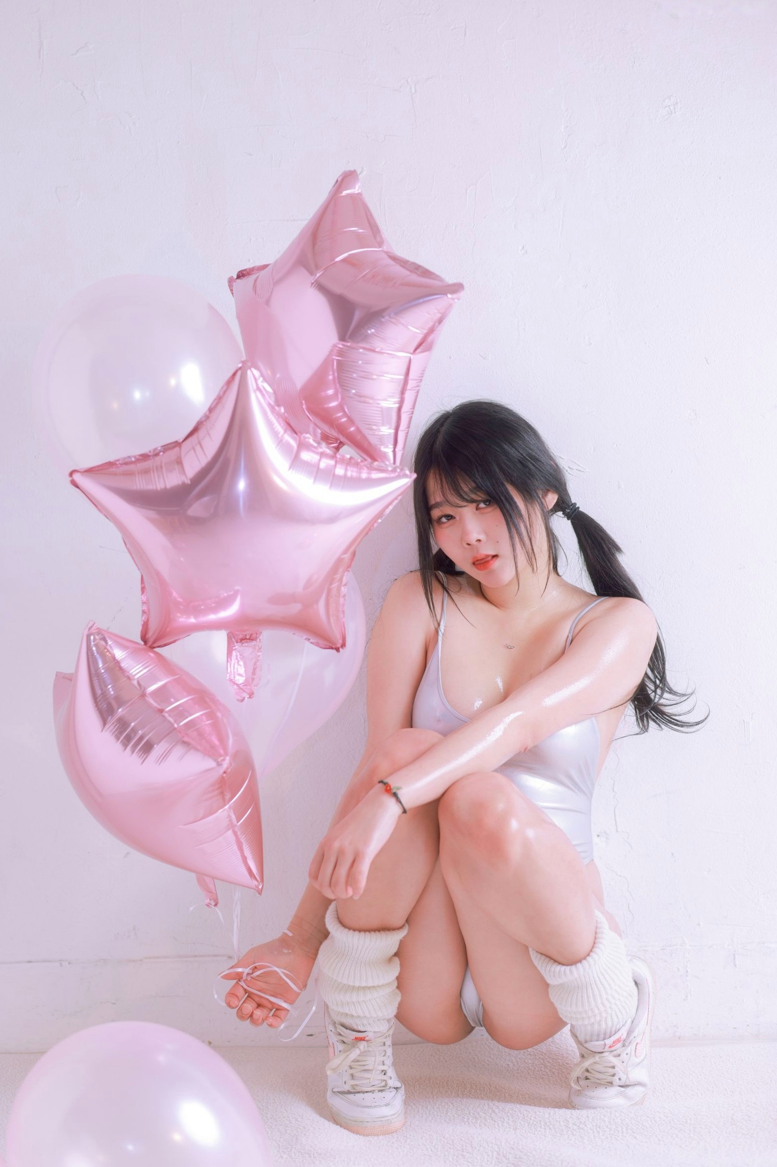 Gallery - 韩国美女琪雅Zia情人节Vol.13：银色连体衣搭配粉色气球，极致浪漫私房写真，火辣身材尽显，性感尤物诱惑全开性感私房照诱惑韩国大尺度 女神私房照_秀色女神 - image 5