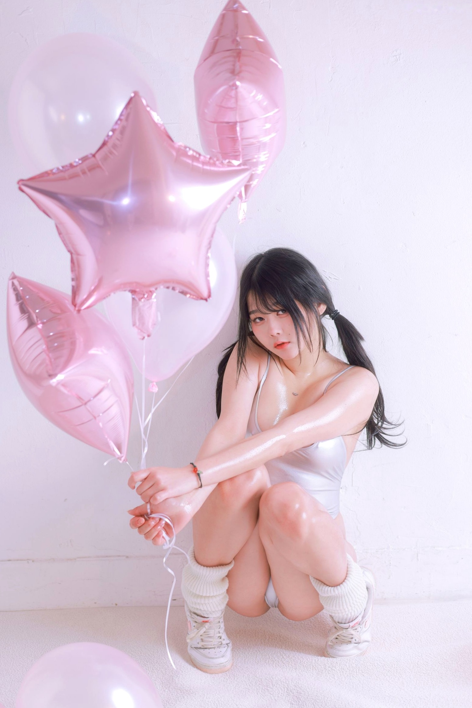 Gallery - 韩国美女琪雅Zia情人节Vol.13：银色连体衣搭配粉色气球，极致浪漫私房写真，火辣身材尽显，性感尤物诱惑全开性感私房照诱惑韩国大尺度 女神私房照_秀色女神 - image 6