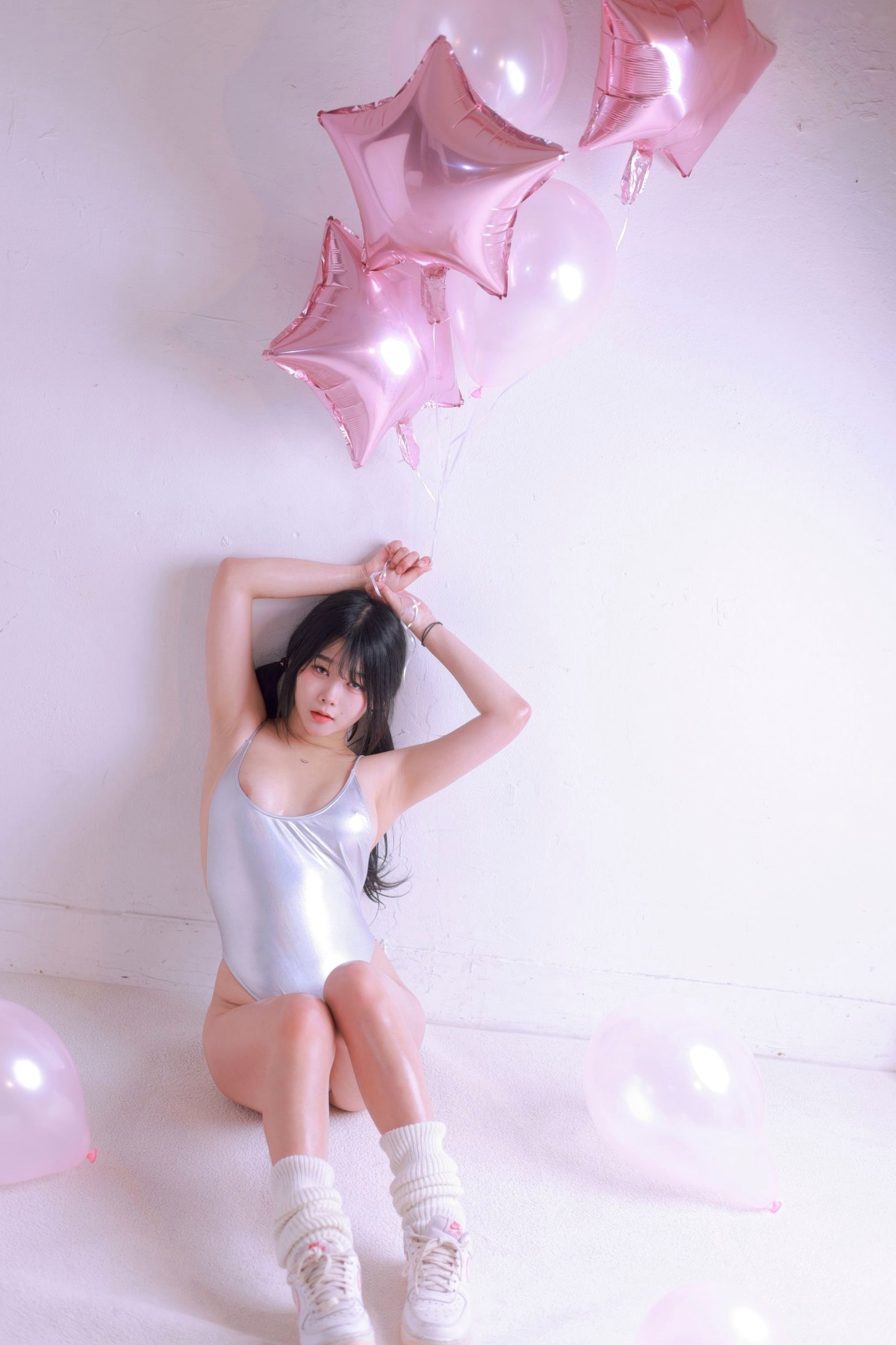 Gallery - 韩国美女琪雅Zia情人节Vol.13：银色连体衣搭配粉色气球，极致浪漫私房写真，火辣身材尽显，性感尤物诱惑全开性感私房照诱惑韩国大尺度 女神私房照_秀色女神 - image 8