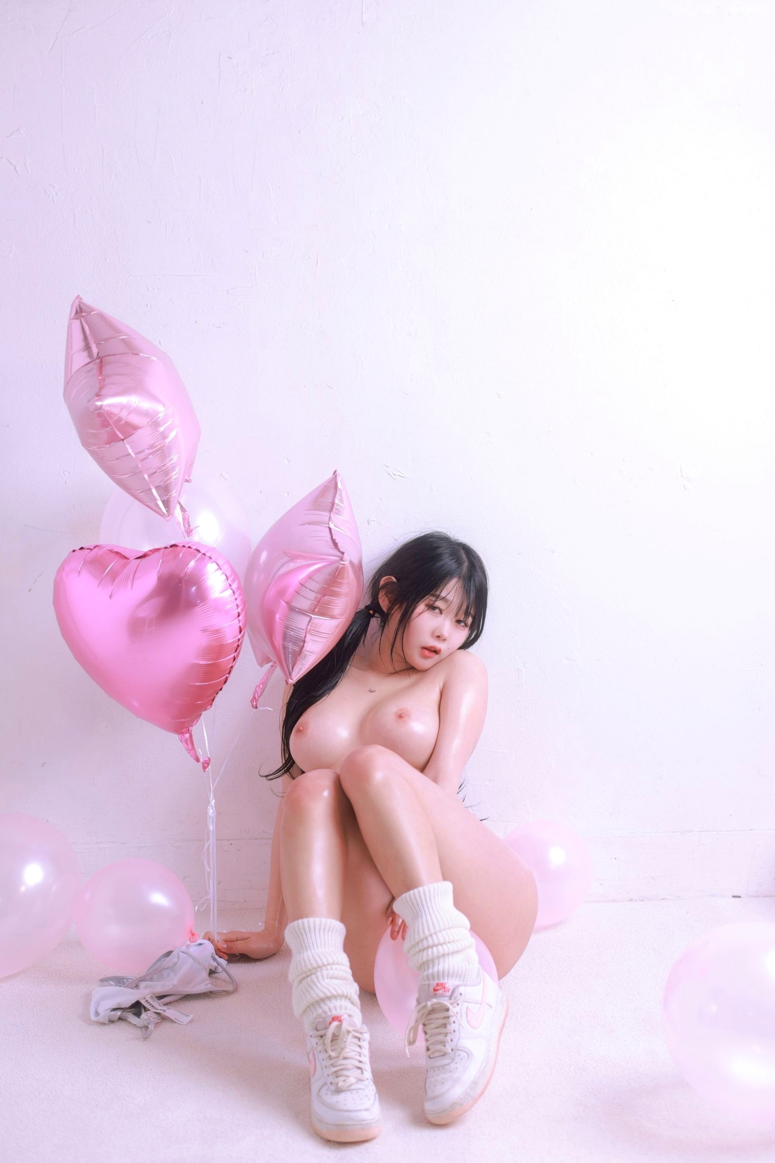 Gallery - 韩国美女琪雅Zia情人节Vol.13：银色连体衣搭配粉色气球，极致浪漫私房写真，火辣身材尽显，性感尤物诱惑全开性感私房照诱惑韩国大尺度 女神私房照_秀色女神 - image 10
