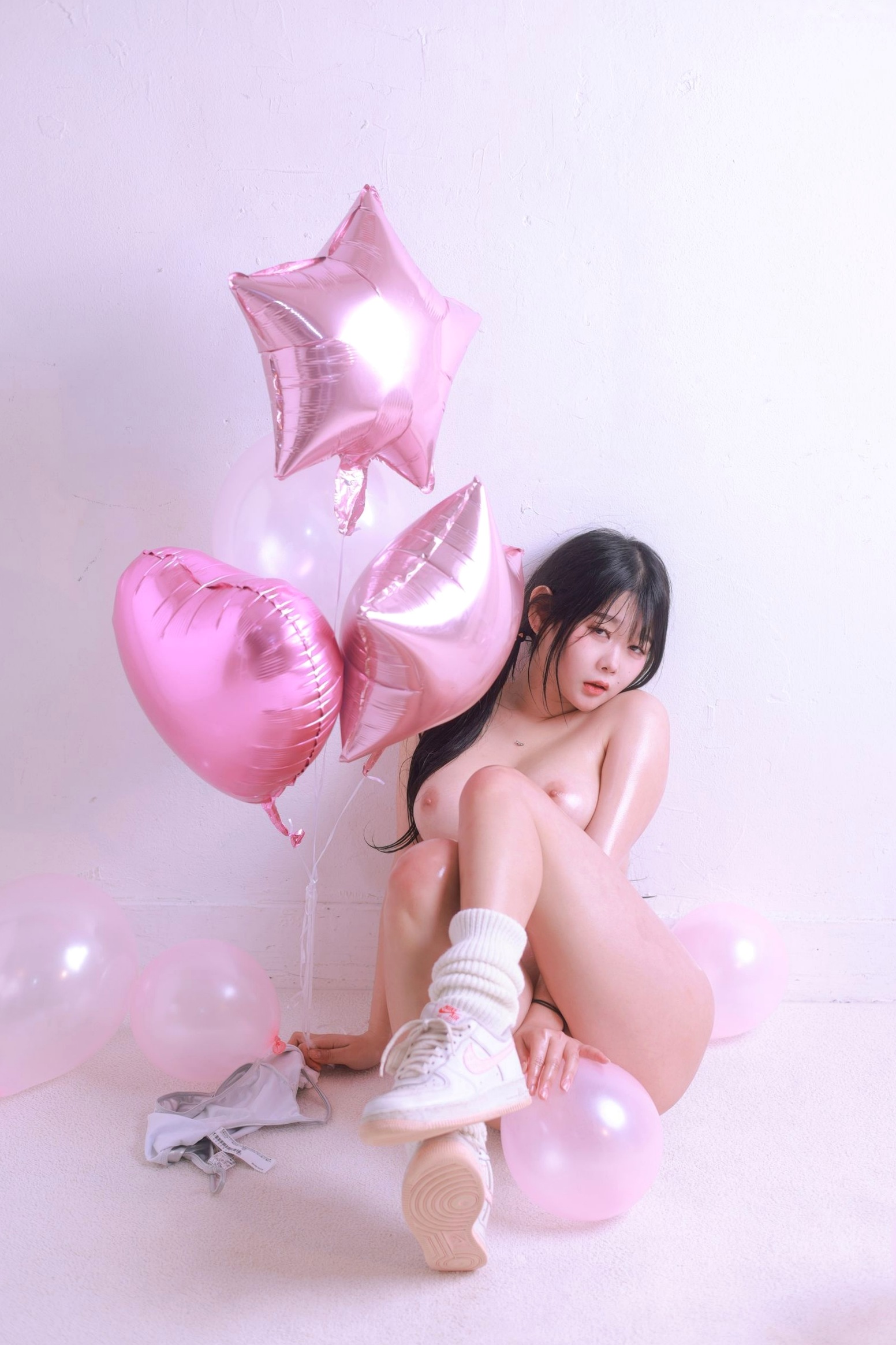 Gallery - 韩国美女琪雅Zia情人节Vol.13：银色连体衣搭配粉色气球，极致浪漫私房写真，火辣身材尽显，性感尤物诱惑全开性感私房照诱惑韩国大尺度 女神私房照_秀色女神 - image 11