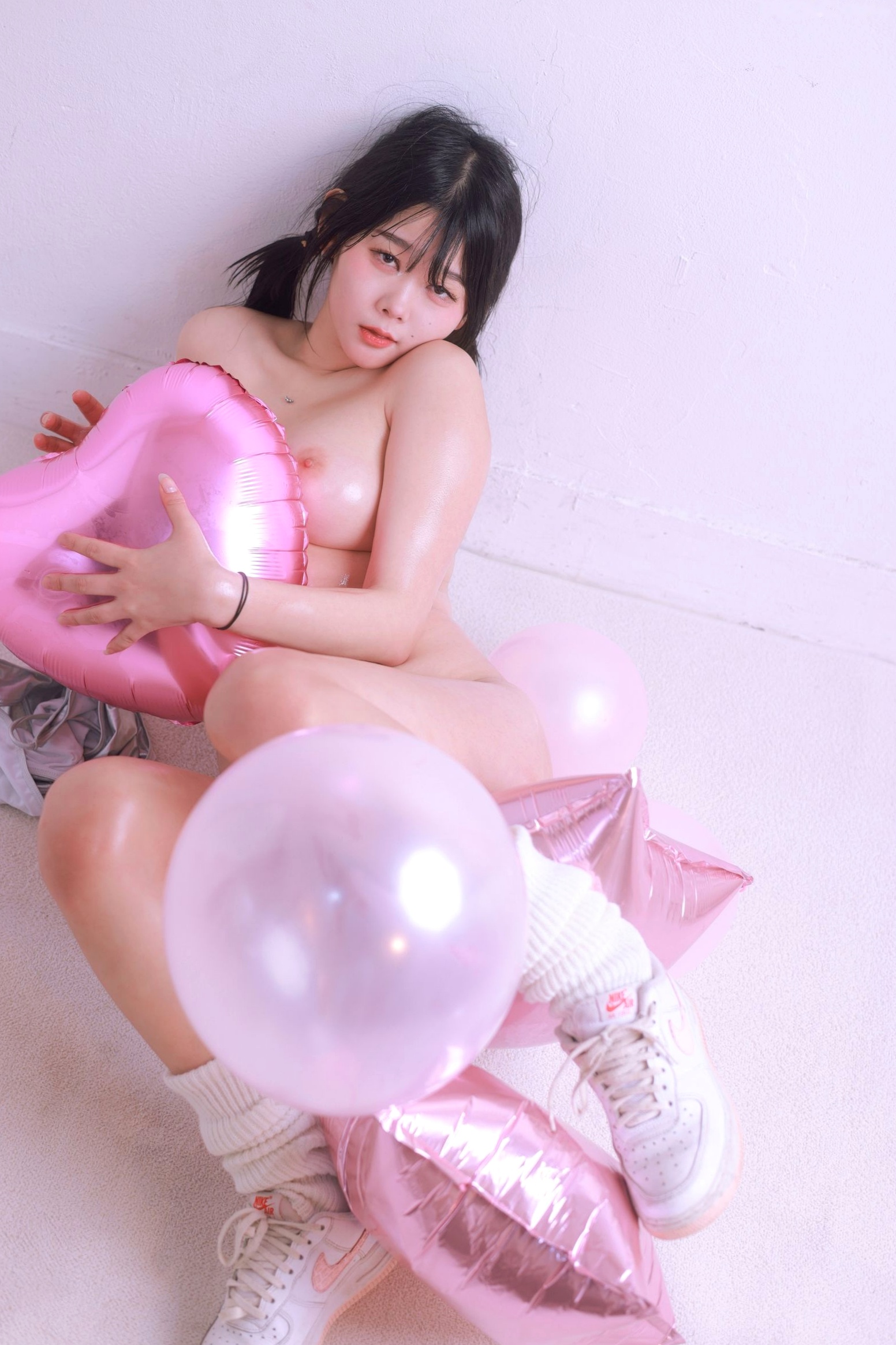 Gallery - 韩国美女琪雅Zia情人节Vol.13：银色连体衣搭配粉色气球，极致浪漫私房写真，火辣身材尽显，性感尤物诱惑全开性感私房照诱惑韩国大尺度 女神私房照_秀色女神 - image 18
