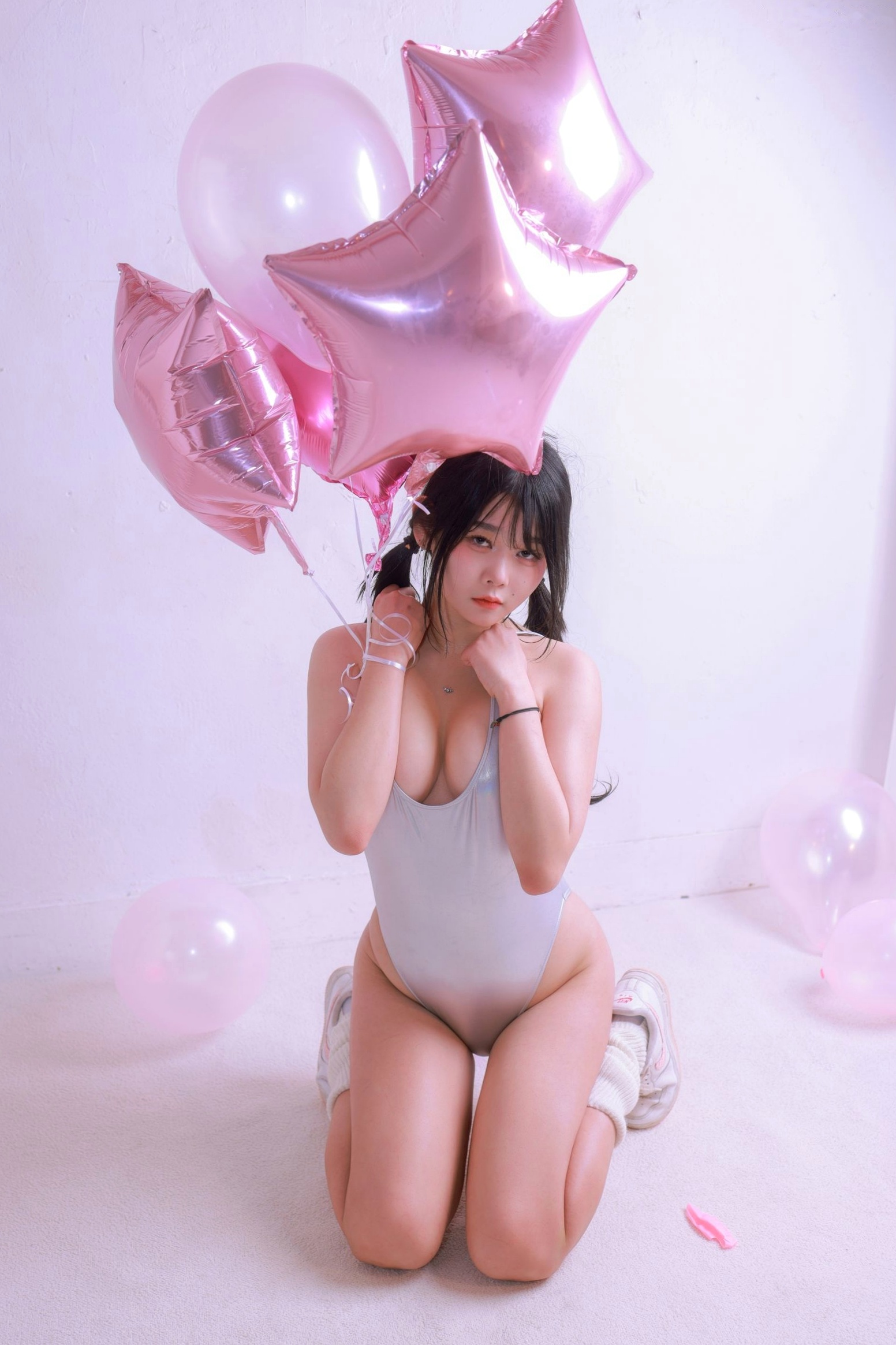 Gallery - 韩国美女琪雅Zia情人节Vol.13：银色连体衣搭配粉色气球，极致浪漫私房写真，火辣身材尽显，性感尤物诱惑全开性感私房照诱惑韩国大尺度 女神私房照_秀色女神 - image 100