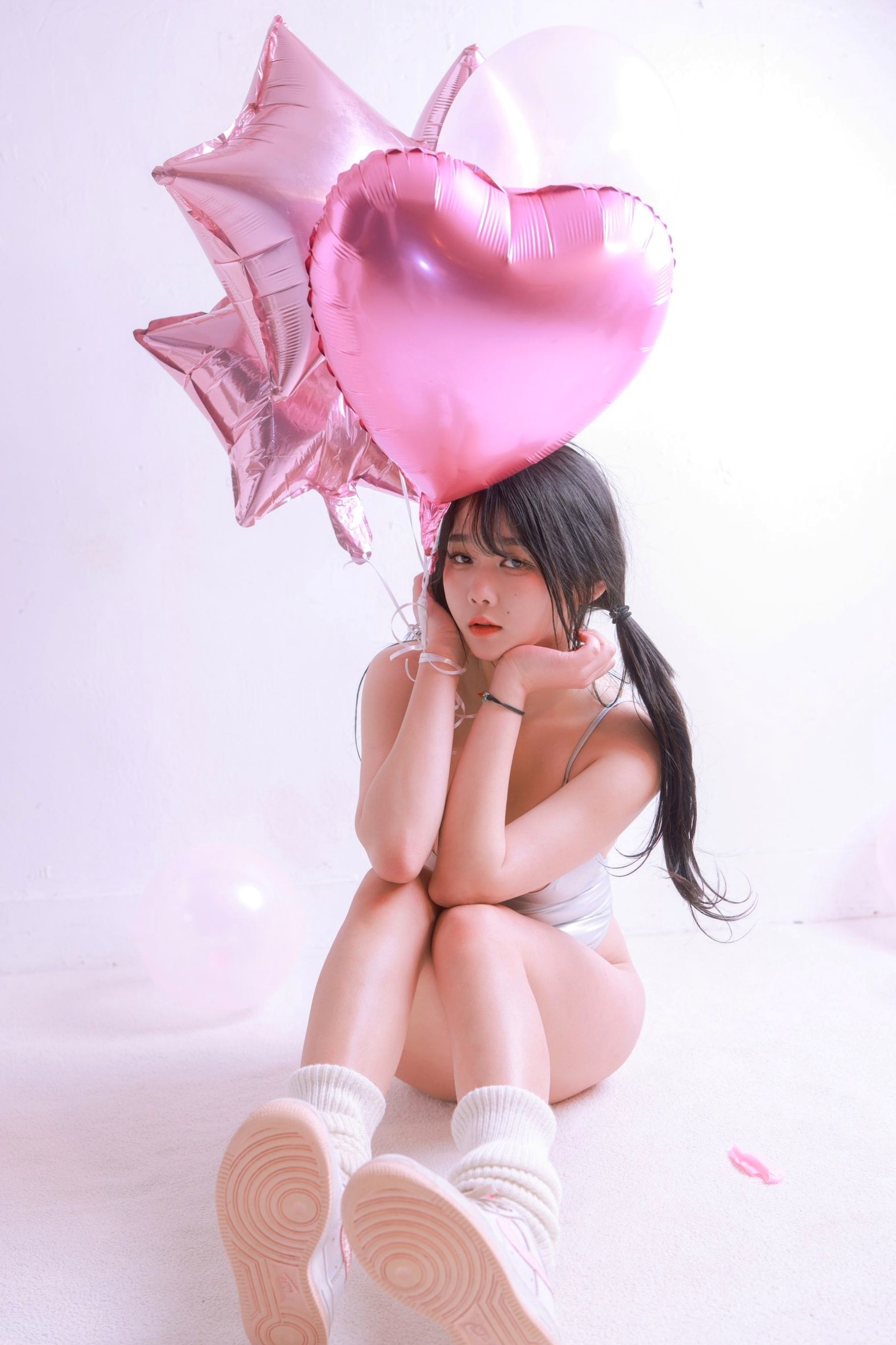 Gallery - 韩国美女琪雅Zia情人节Vol.13：银色连体衣搭配粉色气球，极致浪漫私房写真，火辣身材尽显，性感尤物诱惑全开性感私房照诱惑韩国大尺度 女神私房照_秀色女神 - image 107