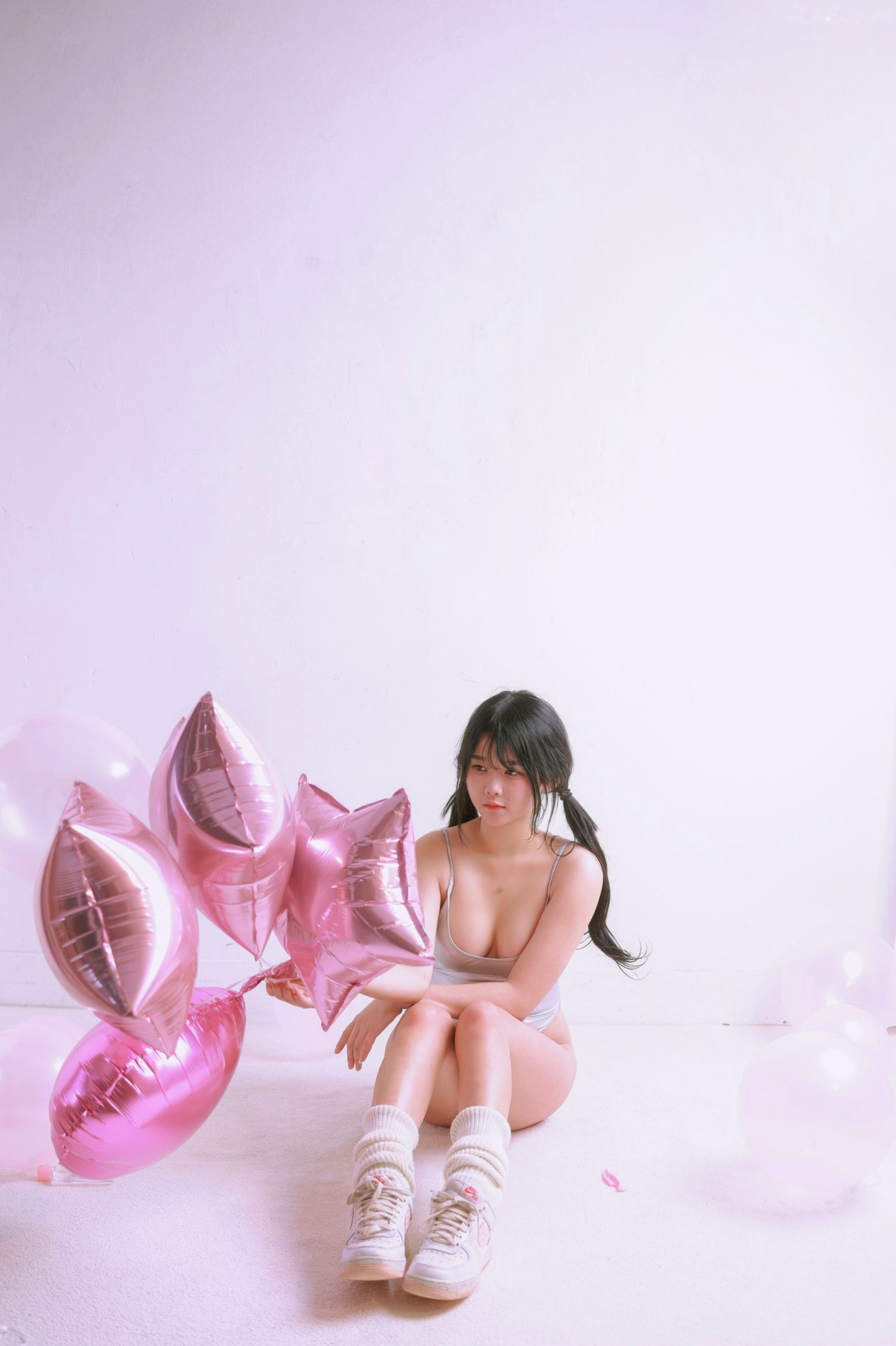 Gallery - 韩国美女琪雅Zia情人节Vol.13：银色连体衣搭配粉色气球，极致浪漫私房写真，火辣身材尽显，性感尤物诱惑全开性感私房照诱惑韩国大尺度 女神私房照_秀色女神 - image 108