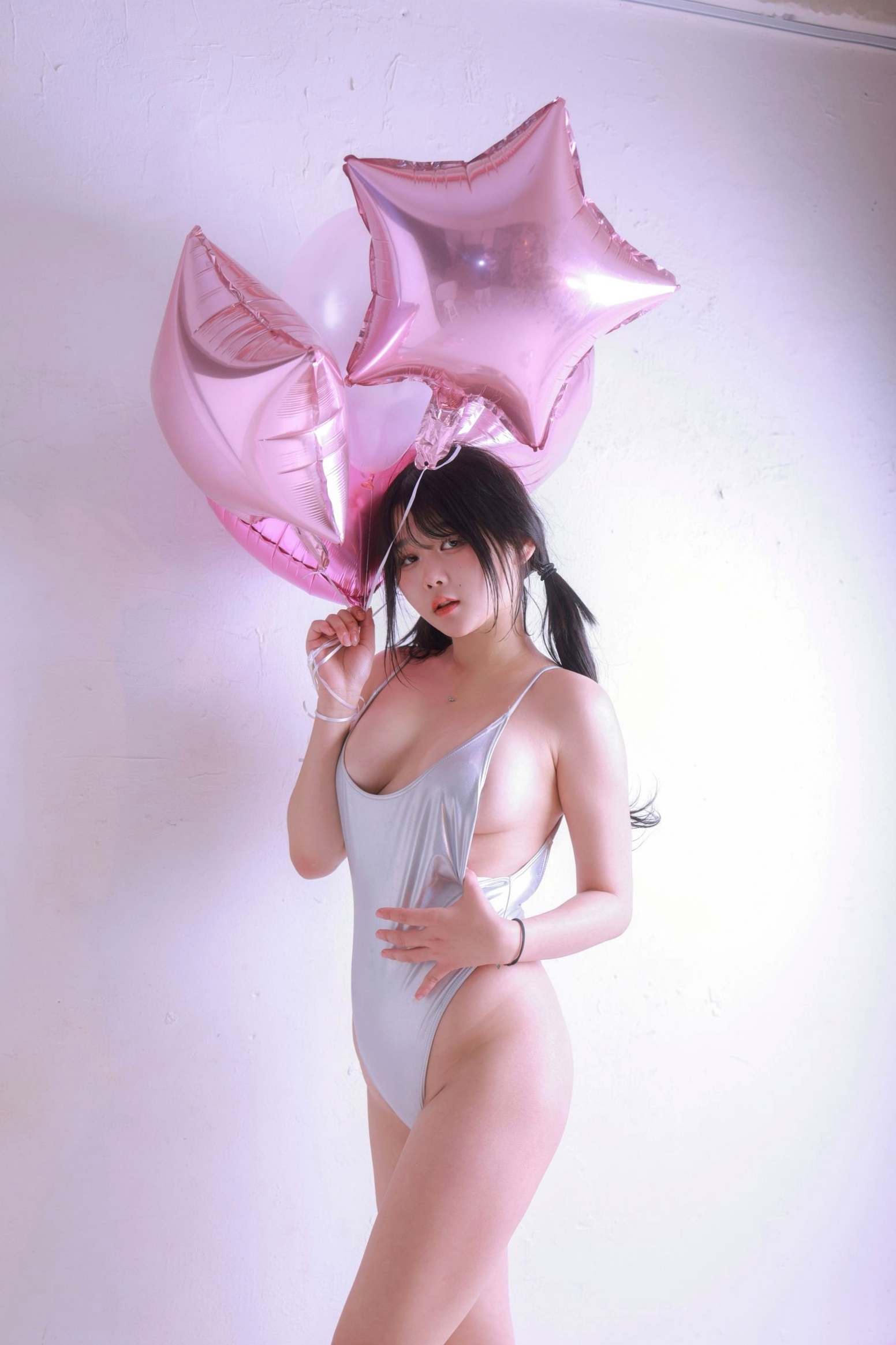 Gallery - 韩国美女琪雅Zia情人节Vol.13：银色连体衣搭配粉色气球，极致浪漫私房写真，火辣身材尽显，性感尤物诱惑全开性感私房照诱惑韩国大尺度 女神私房照_秀色女神 - image 111