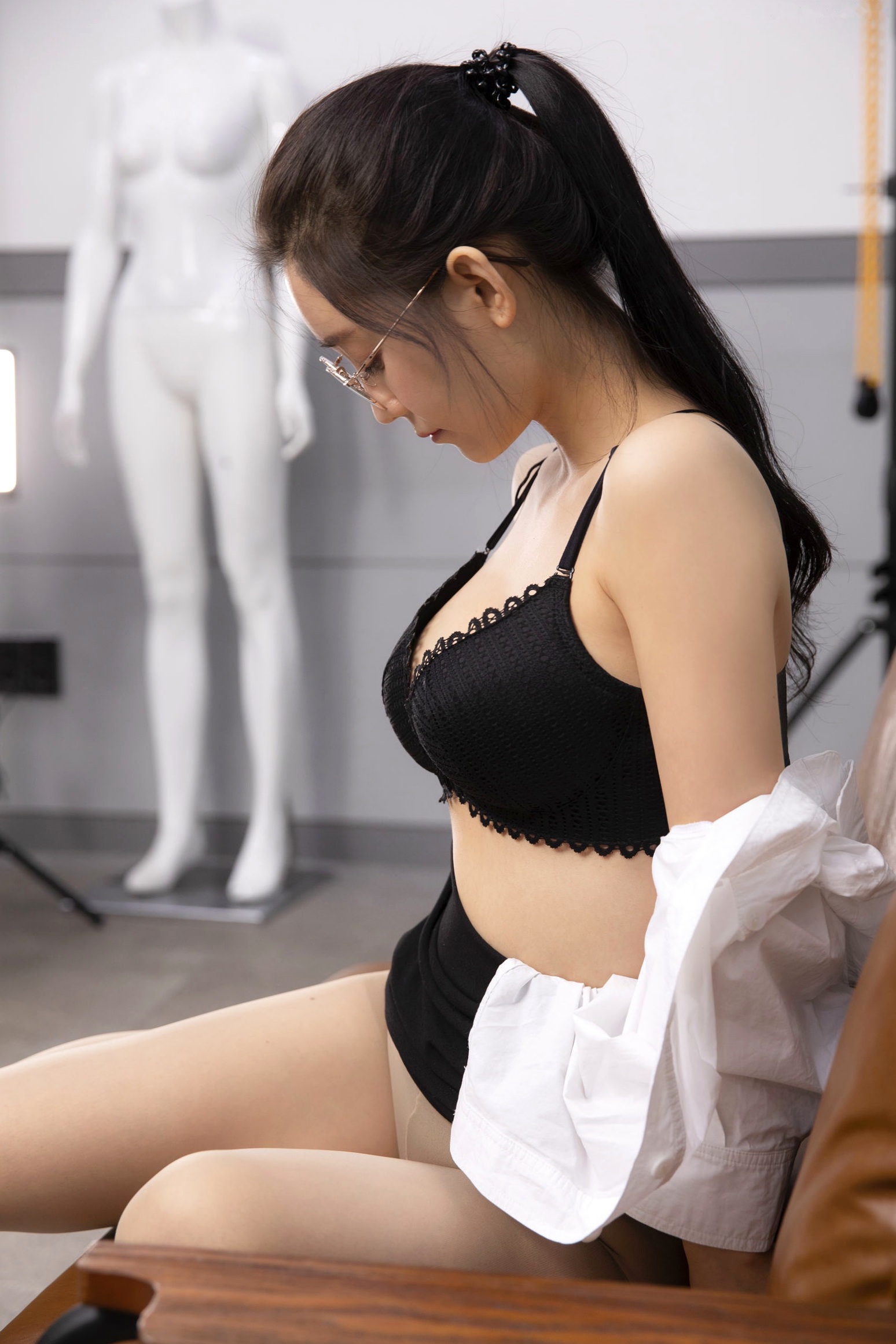 Gallery - 韩国女神LeeHa办公室女郎系列：白衬衫黑短裙职业装制服诱惑，知性美学，极致性感私房写真韩国制服性感诱惑私房照 女神私房照_秀色女神 - image 39