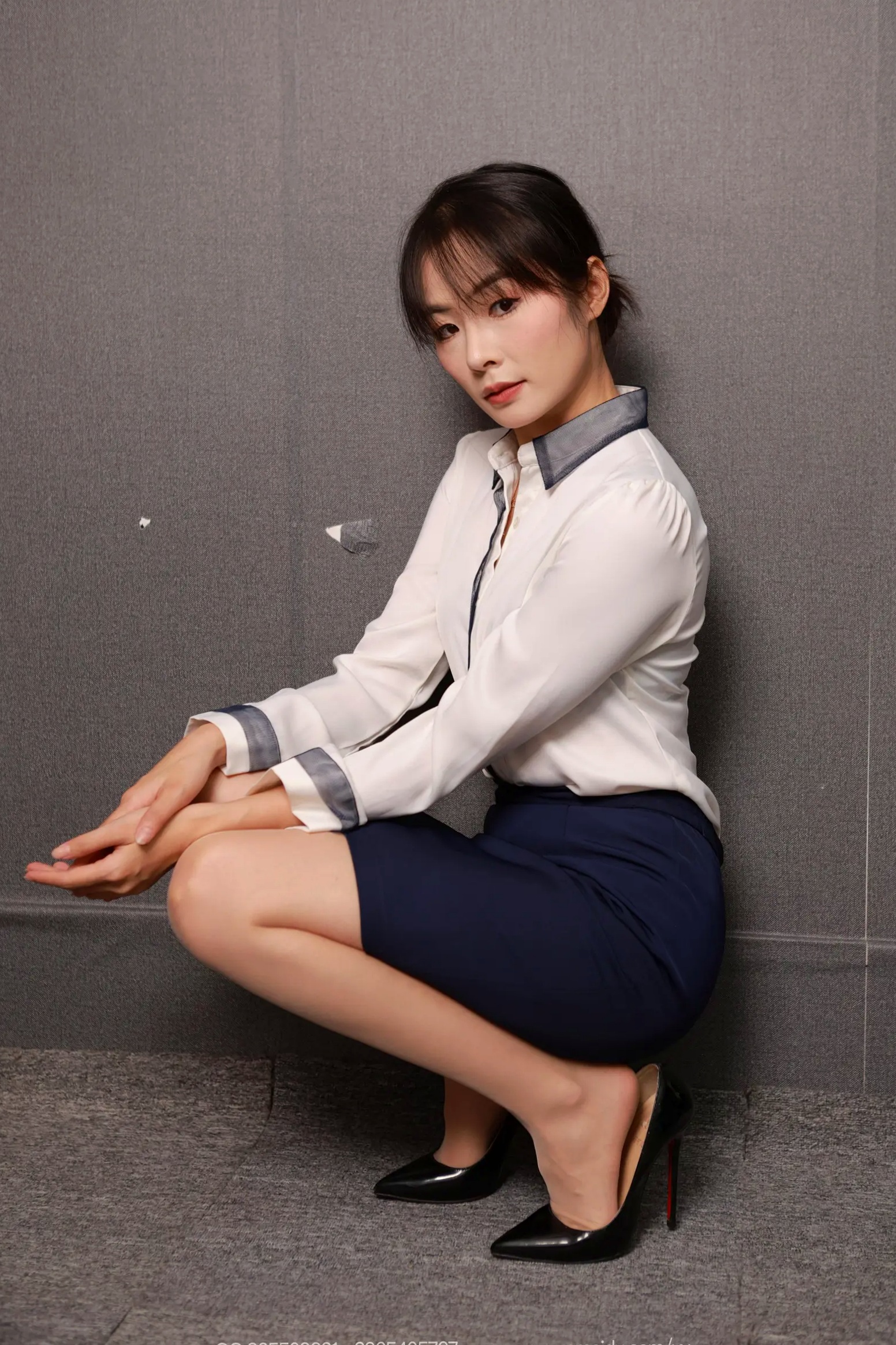 Gallery - IESS异思趣向 - Chiness Model  小金《红底高跟鞋》职场OL包臀裙丝袜美腿诱惑私房精选丝袜美腿私房照诱惑 女神私房照_秀色女神 - image 41