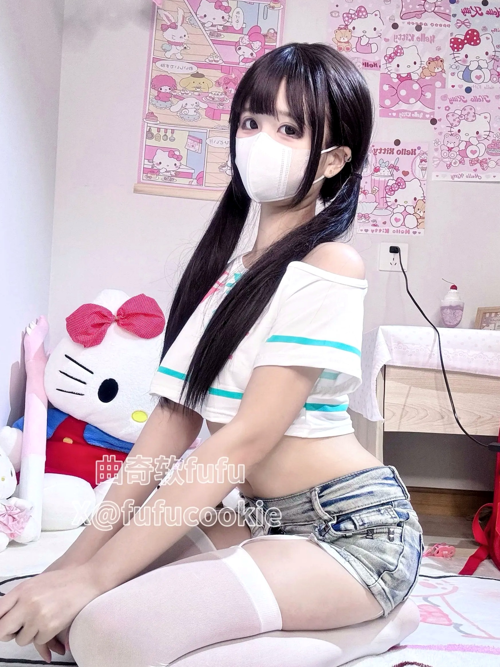 Gallery - 曲奇软fufu - 激萌双马尾短T牛仔裤私房诱惑 [53P]萌系萝莉私房照诱惑白嫩清纯 女神私房照_秀色女神 - image 17