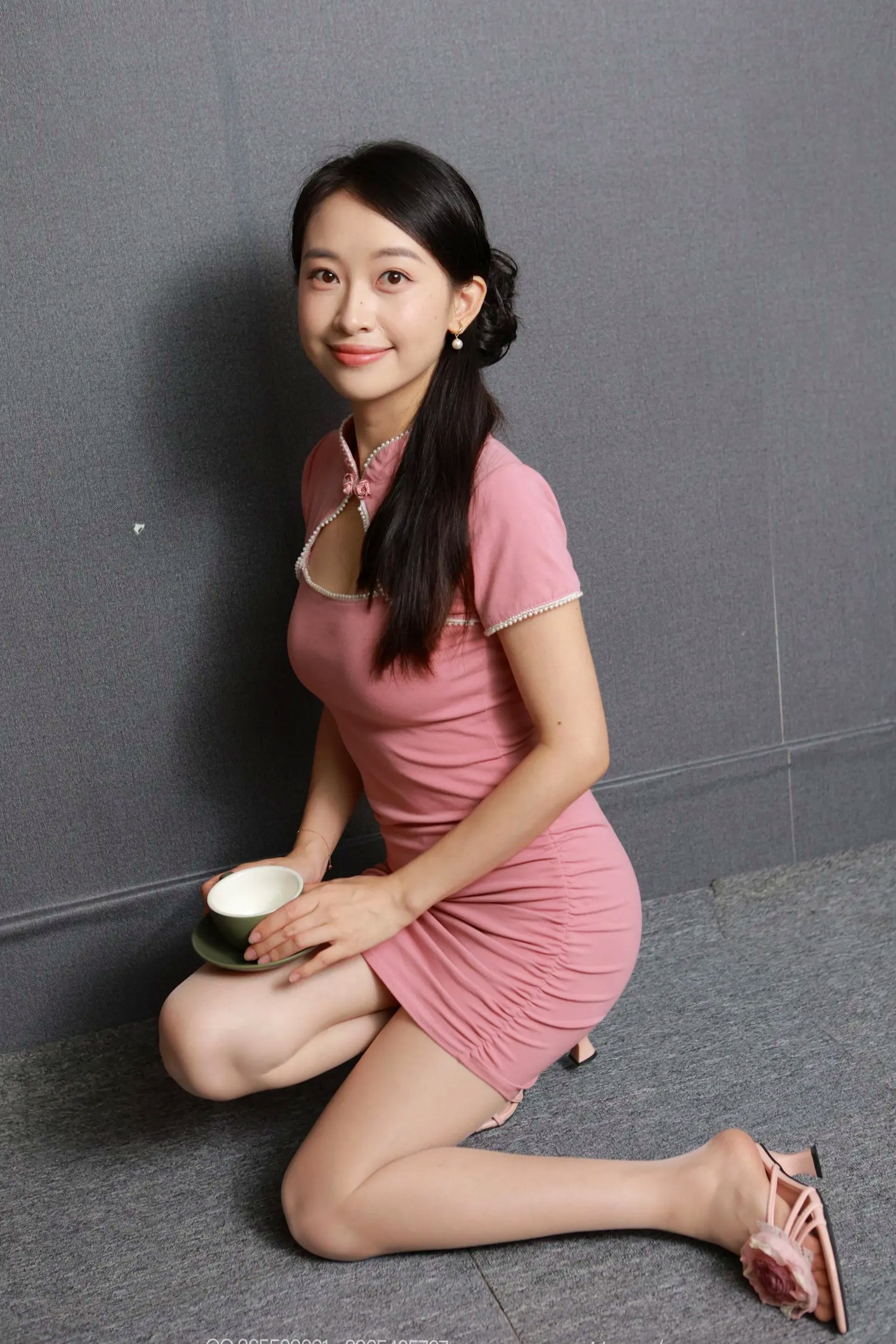 Gallery - IESS异思趣向 - Chiness Model  小婕 - Xiao Jie《粉粉嫩嫩》粉色紧身裙美腿足尖特写私房写真美腿私房照性感爱蜜社 - Honey Club  女神私房照_秀色女神 - image 6
