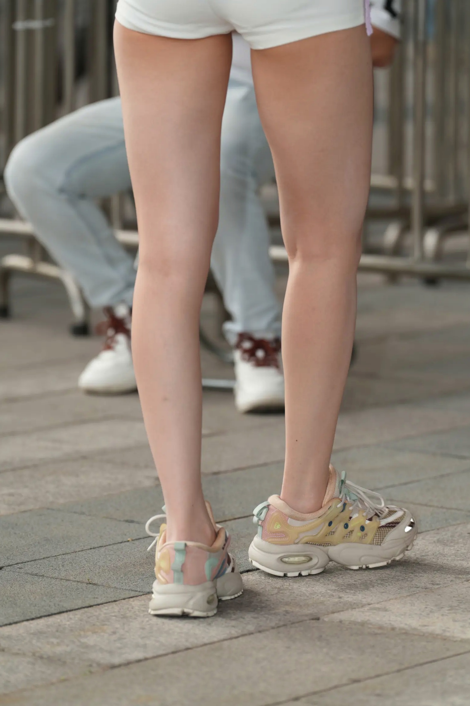 Gallery - 青春粉白搭配 - 时尚街拍写真集，夏日清新气质美女秀出修长美腿 [116P]街拍气质清纯美腿 女神私房照_秀色女神 - image 12