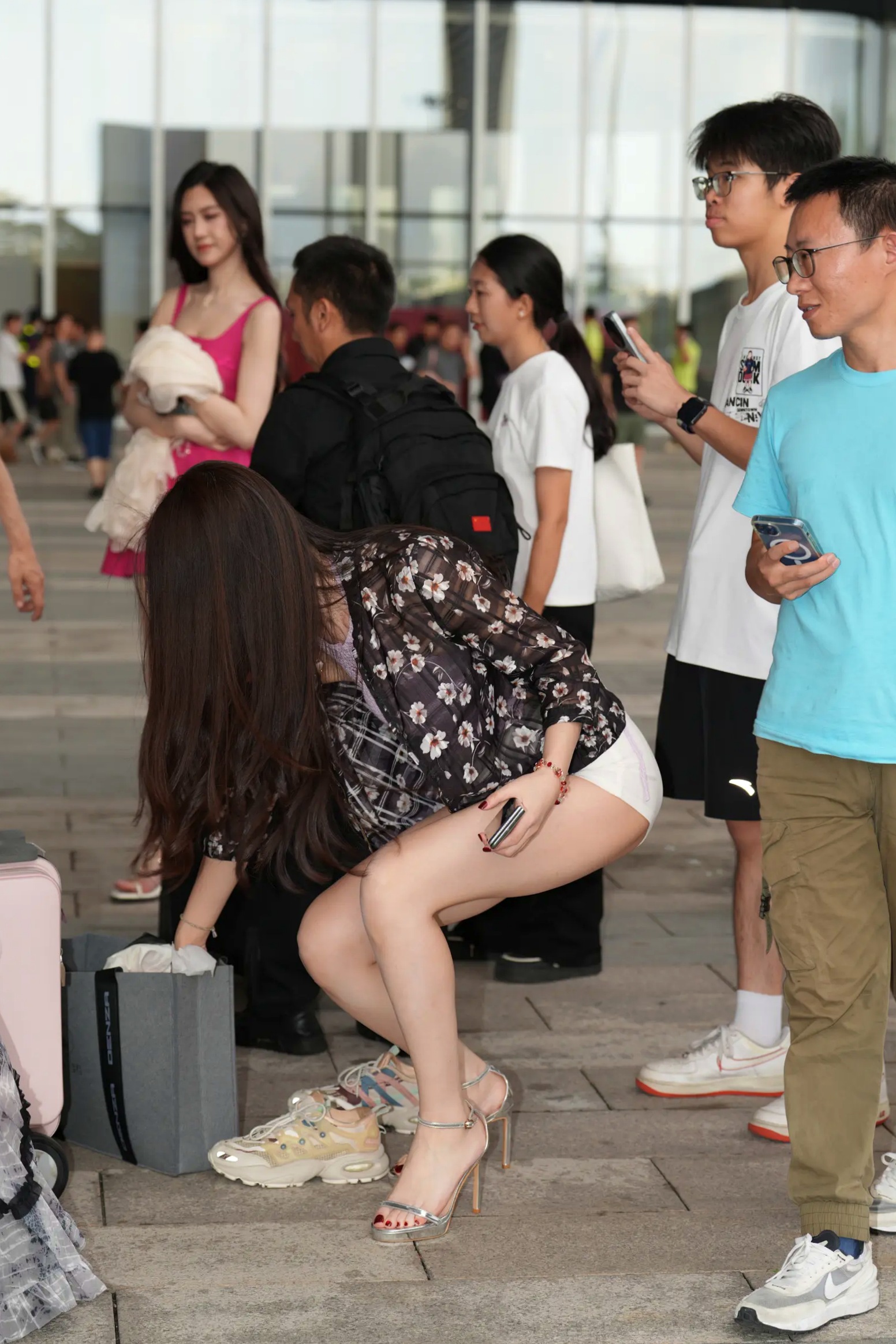 Gallery - 青春粉白搭配 - 时尚街拍写真集，夏日清新气质美女秀出修长美腿 [116P]街拍气质清纯美腿 女神私房照_秀色女神 - image 40