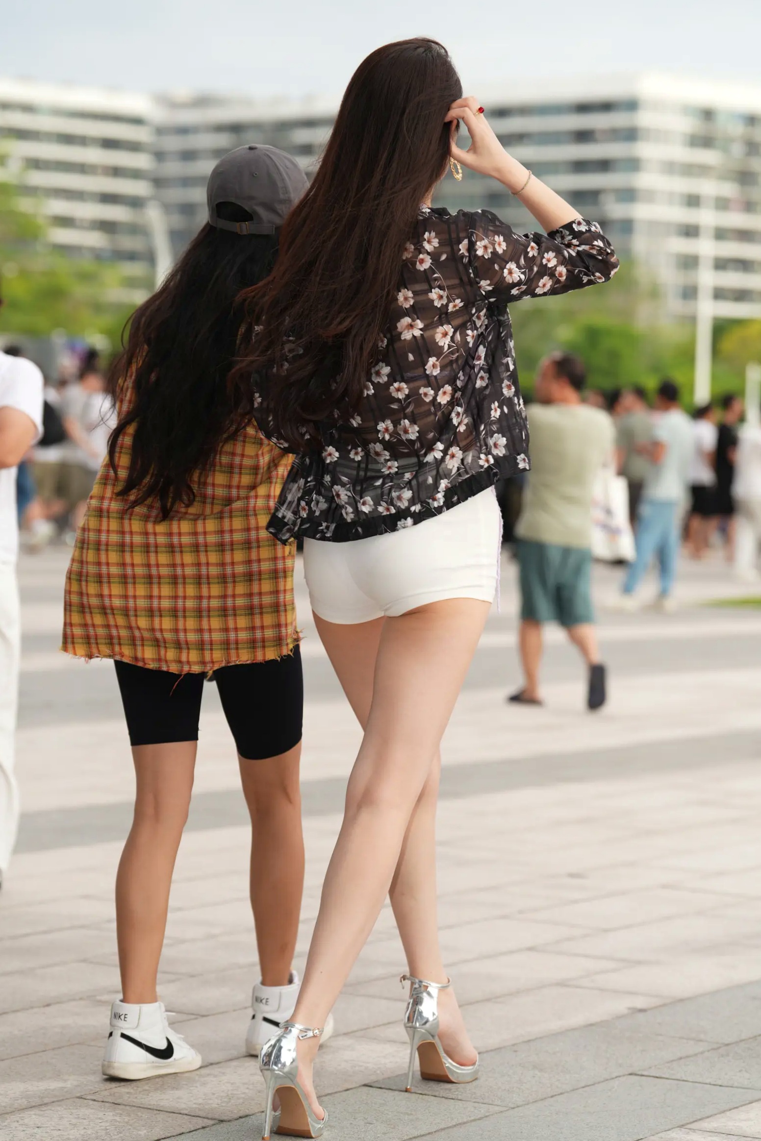 Gallery - 青春粉白搭配 - 时尚街拍写真集，夏日清新气质美女秀出修长美腿 [116P]街拍气质清纯美腿 女神私房照_秀色女神 - image 48