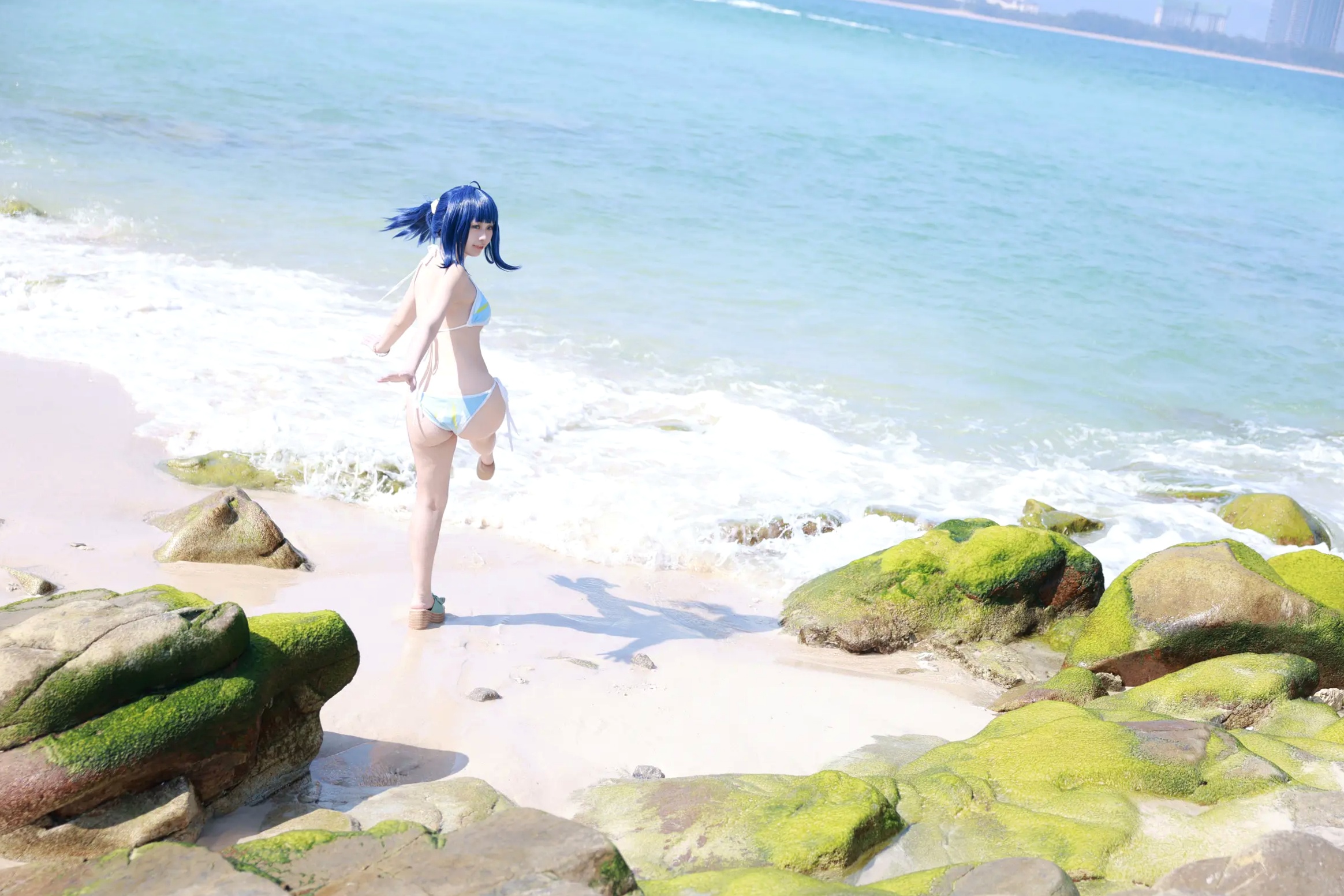 Gallery - G44不会受伤 - 八奈见杏菜 泳装 海滩外拍写真，清纯蓝发少女，高度还原漫展级COS [29P]角色扮演沙滩萌系清新比基尼 女神私房照_秀色女神 - image 10