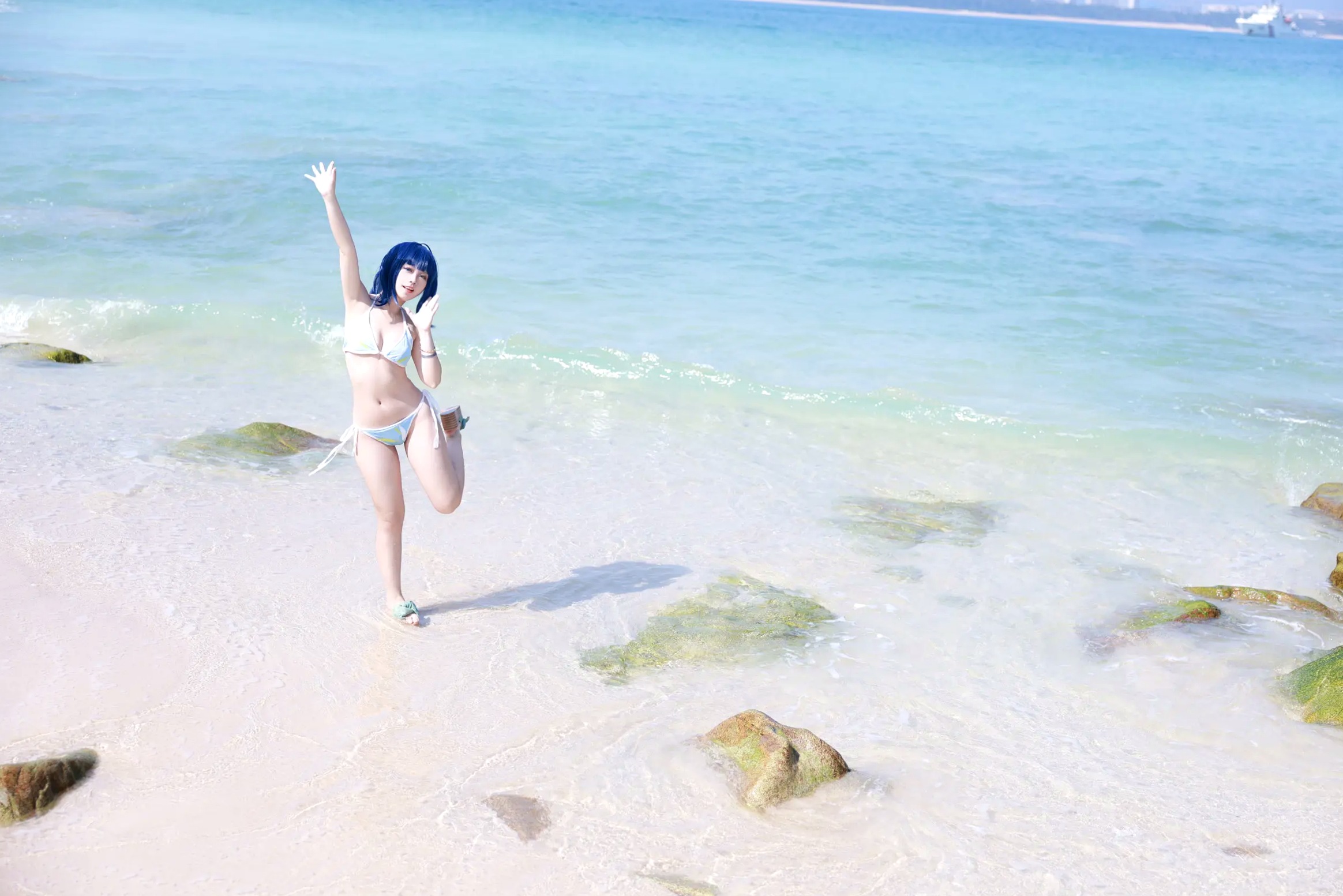 Gallery - G44不会受伤 - 八奈见杏菜 泳装 海滩外拍写真，清纯蓝发少女，高度还原漫展级COS [29P]角色扮演沙滩萌系清新比基尼 女神私房照_秀色女神 - image 13