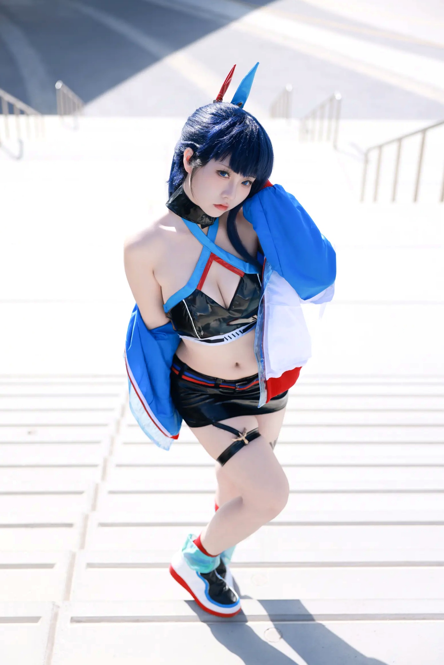 Gallery - G44不会受伤 - 宝多六花高清COS：蓝天户外系极品角色扮演，超短裙展现极致曼妙曲线，清冷美艳制服写真角色扮演制服性感户外美腿 女神私房照_秀色女神 - image 1