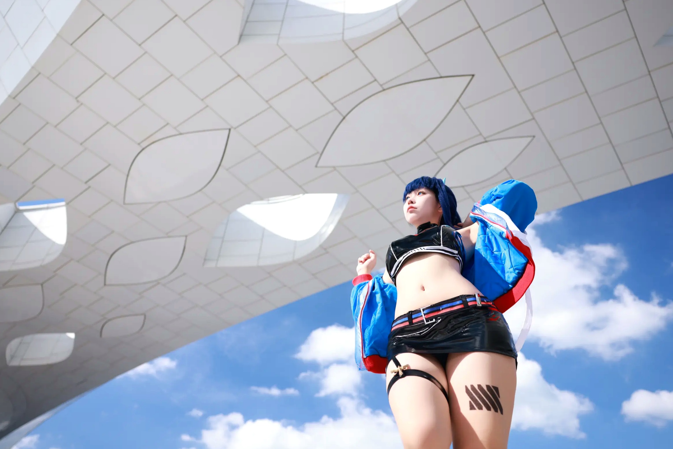 Gallery - G44不会受伤 - 宝多六花高清COS：蓝天户外系极品角色扮演，超短裙展现极致曼妙曲线，清冷美艳制服写真角色扮演制服性感户外美腿 女神私房照_秀色女神 - image 4