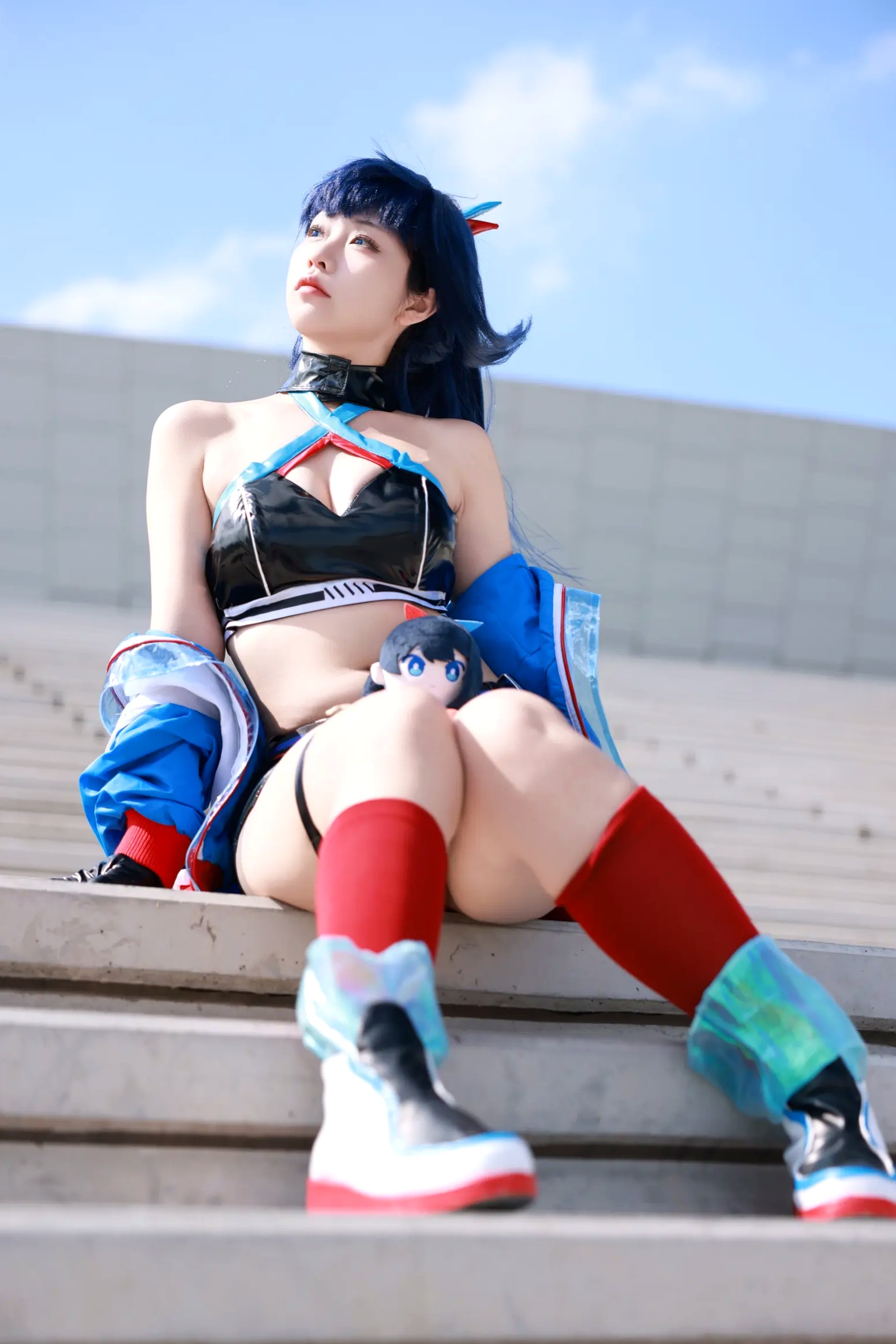 Gallery - G44不会受伤 - 宝多六花高清COS：蓝天户外系极品角色扮演，超短裙展现极致曼妙曲线，清冷美艳制服写真角色扮演制服性感户外美腿 女神私房照_秀色女神 - image 6