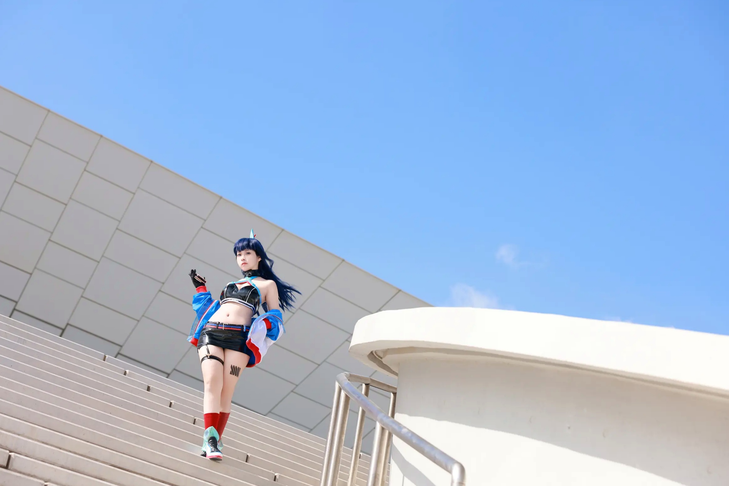 Gallery - G44不会受伤 - 宝多六花高清COS：蓝天户外系极品角色扮演，超短裙展现极致曼妙曲线，清冷美艳制服写真角色扮演制服性感户外美腿 女神私房照_秀色女神 - image 16