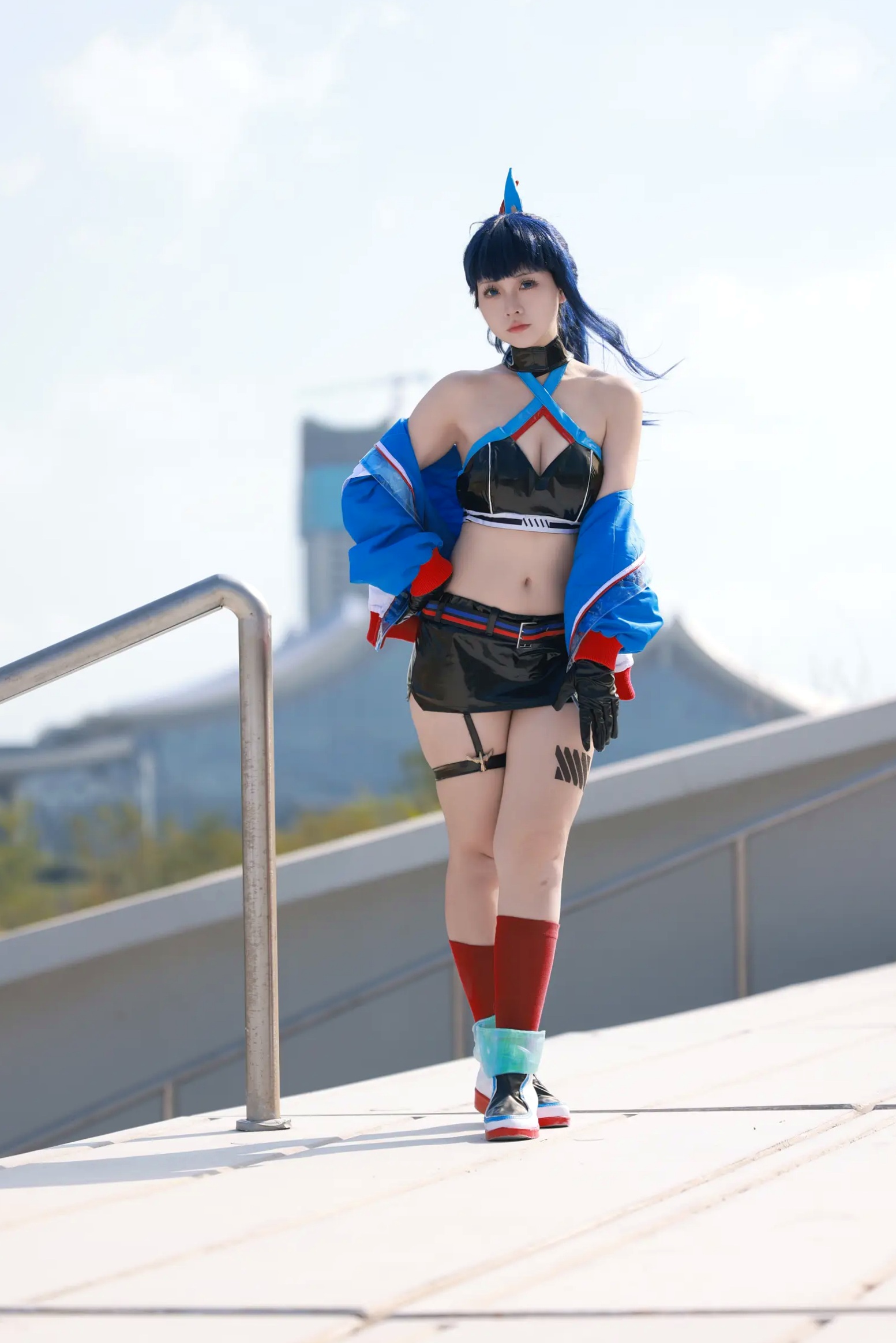 Gallery - G44不会受伤 - 宝多六花高清COS：蓝天户外系极品角色扮演，超短裙展现极致曼妙曲线，清冷美艳制服写真角色扮演制服性感户外美腿 女神私房照_秀色女神 - image 23