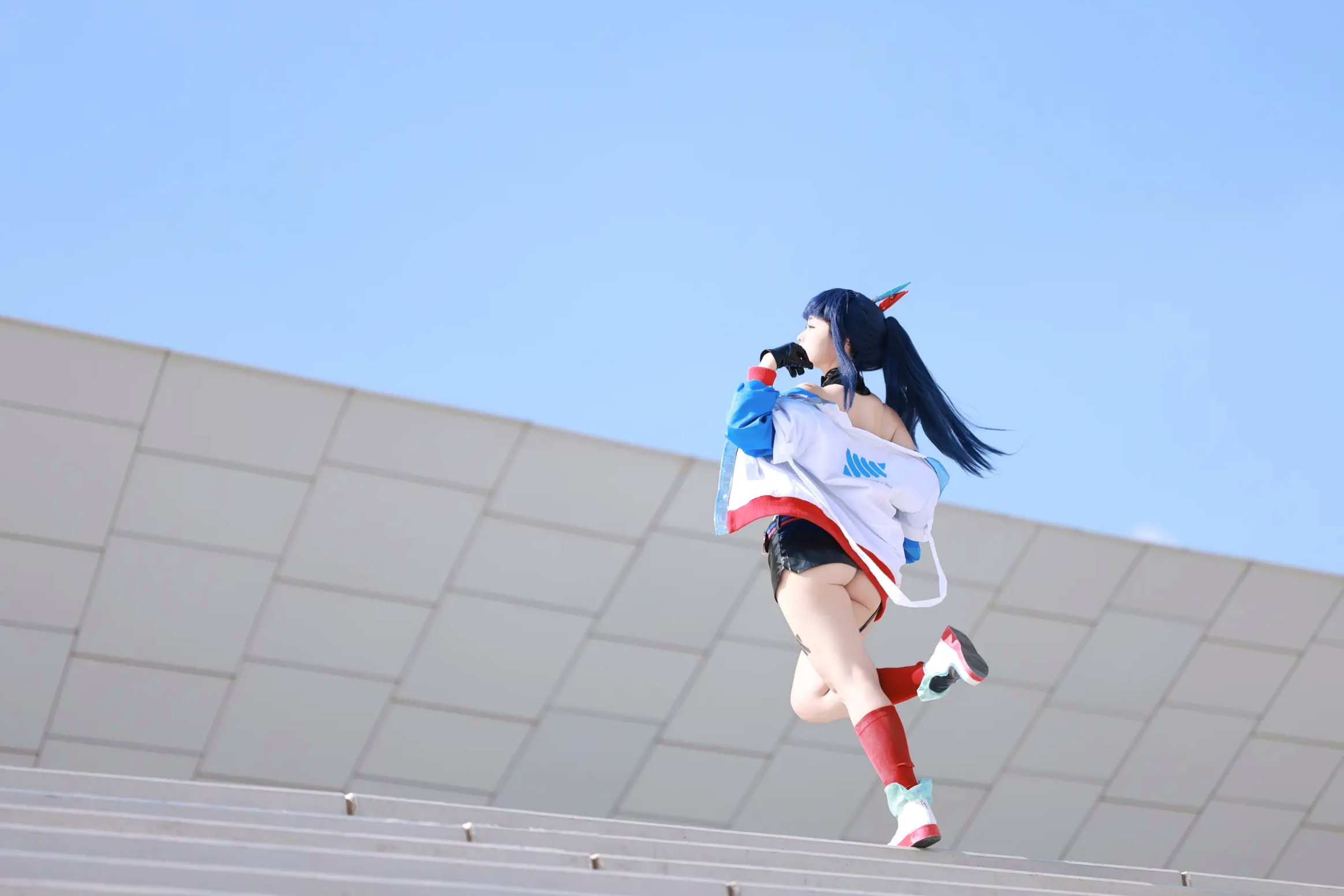 Gallery - G44不会受伤 - 宝多六花高清COS：蓝天户外系极品角色扮演，超短裙展现极致曼妙曲线，清冷美艳制服写真角色扮演制服性感户外美腿 女神私房照_秀色女神 - image 27