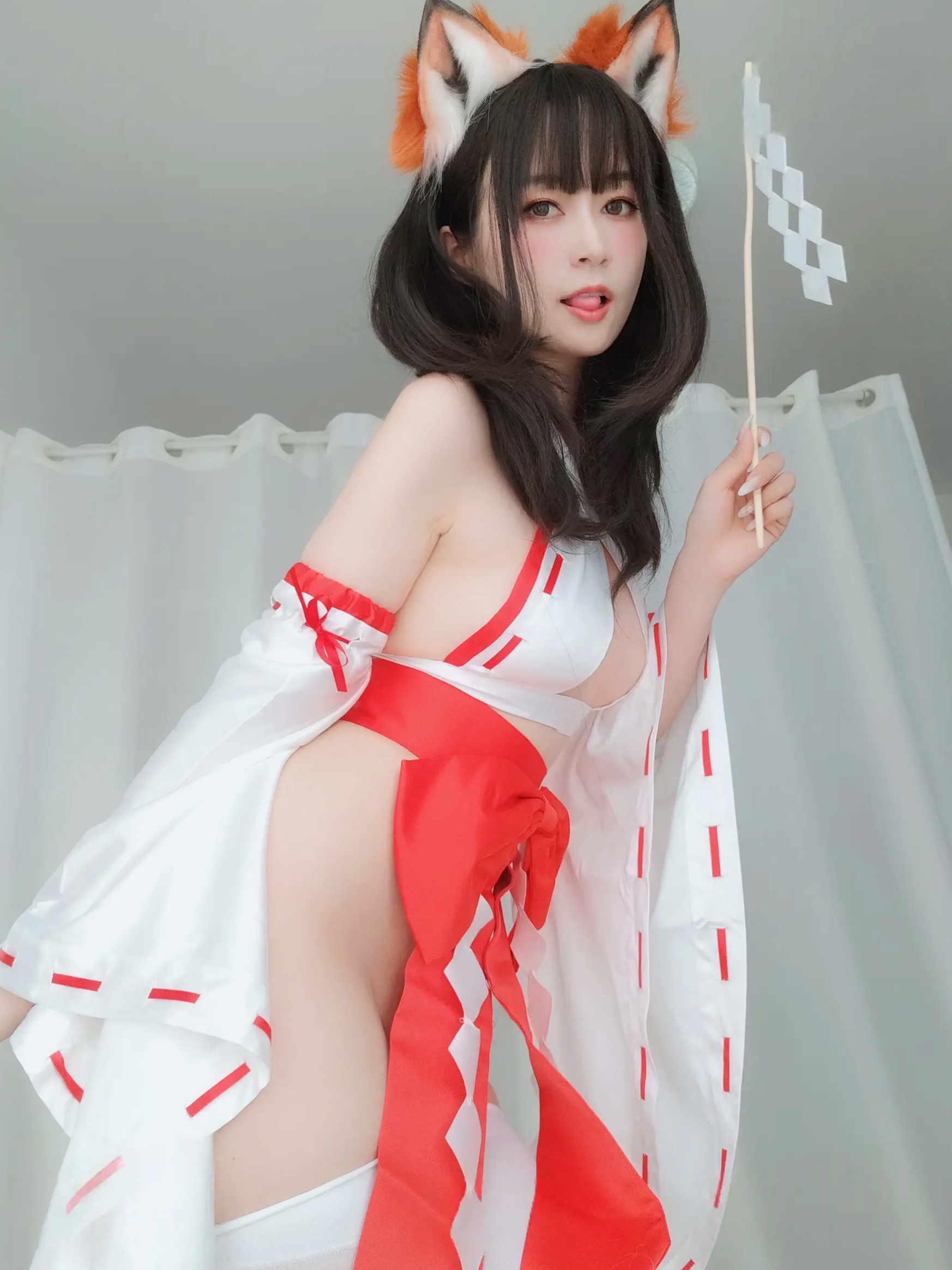 Gallery - Coser白银 - 神社小狐狸，极品二次元狐耳巫女Cosplay，清纯可爱与性感私房写真大尺度福利角色扮演私房照性感诱惑 女神私房照_秀色女神 - image 11