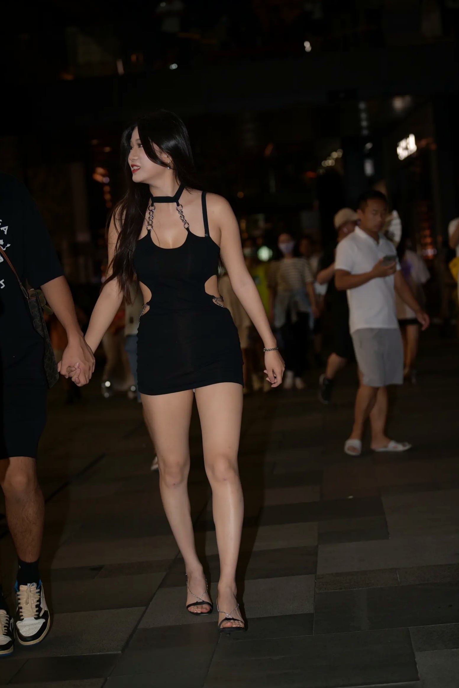 Gallery - 黑色修身裙夜间街拍，长腿女神尽显性感身姿 [174P]性感美腿街拍诱惑 女神私房照_秀色女神 - image 4