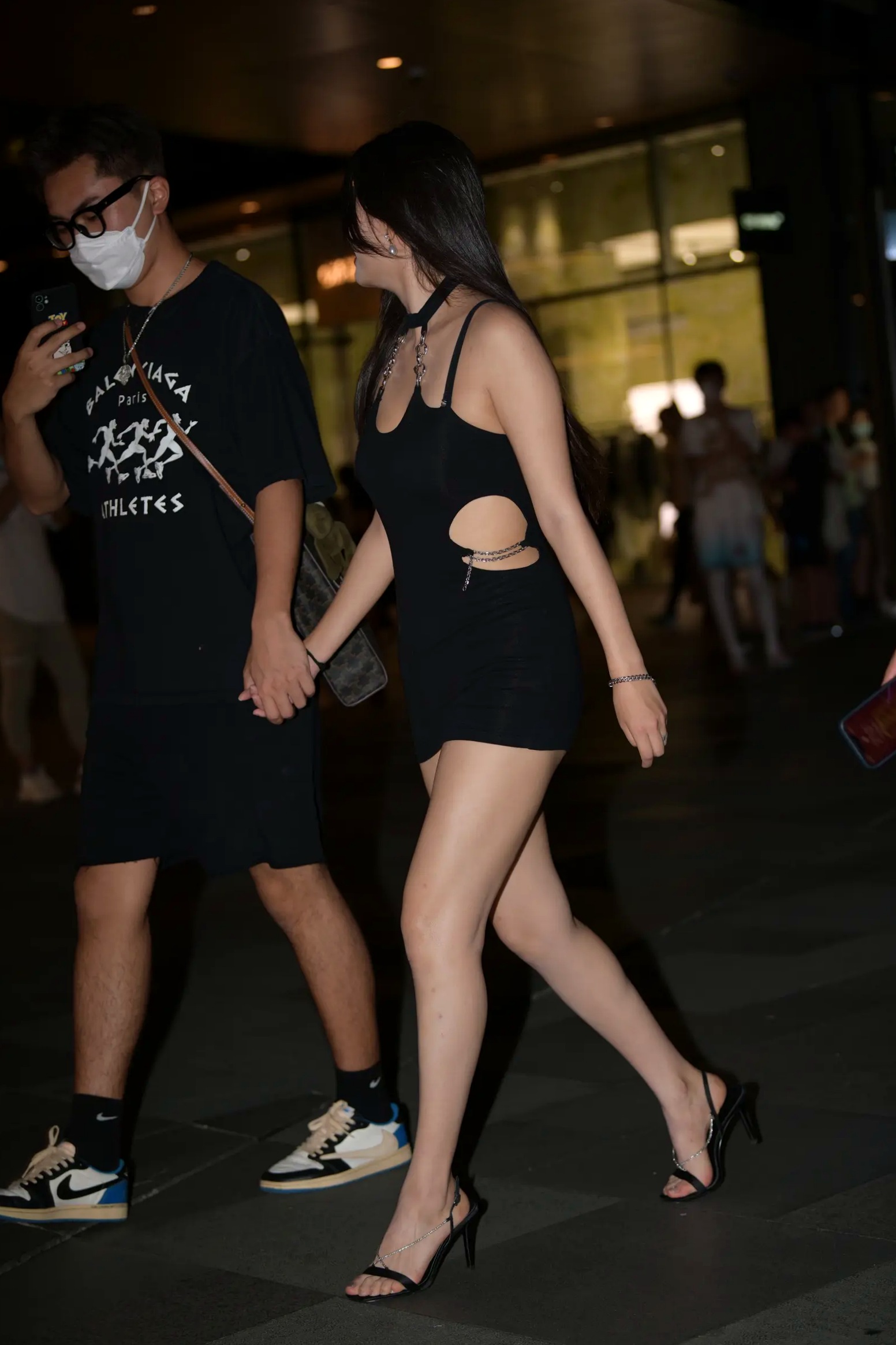 Gallery - 黑色修身裙夜间街拍，长腿女神尽显性感身姿 [174P]性感美腿街拍诱惑 女神私房照_秀色女神 - image 10