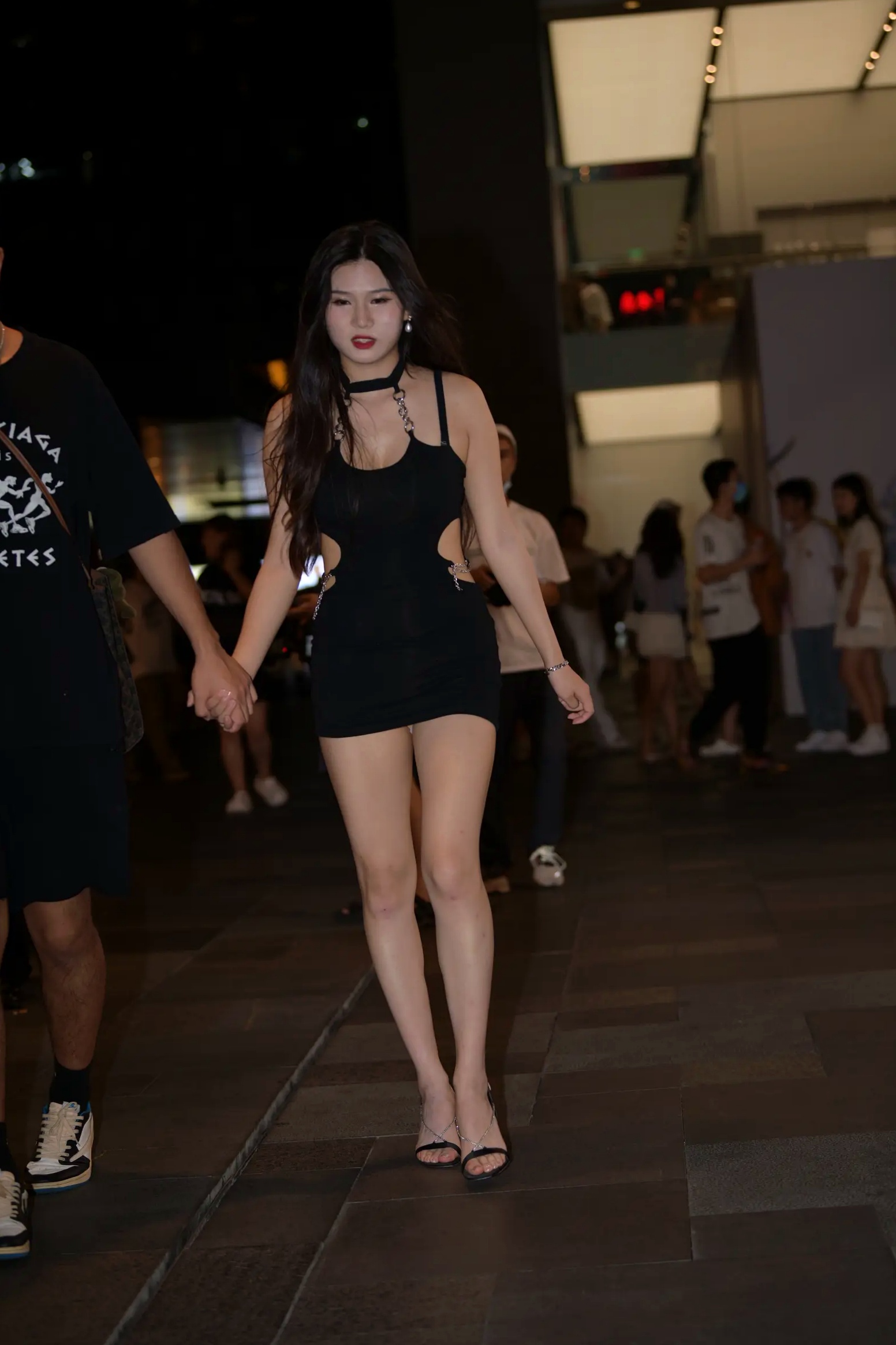 Gallery - 黑色修身裙夜间街拍，长腿女神尽显性感身姿 [174P]性感美腿街拍诱惑 女神私房照_秀色女神 - image 51