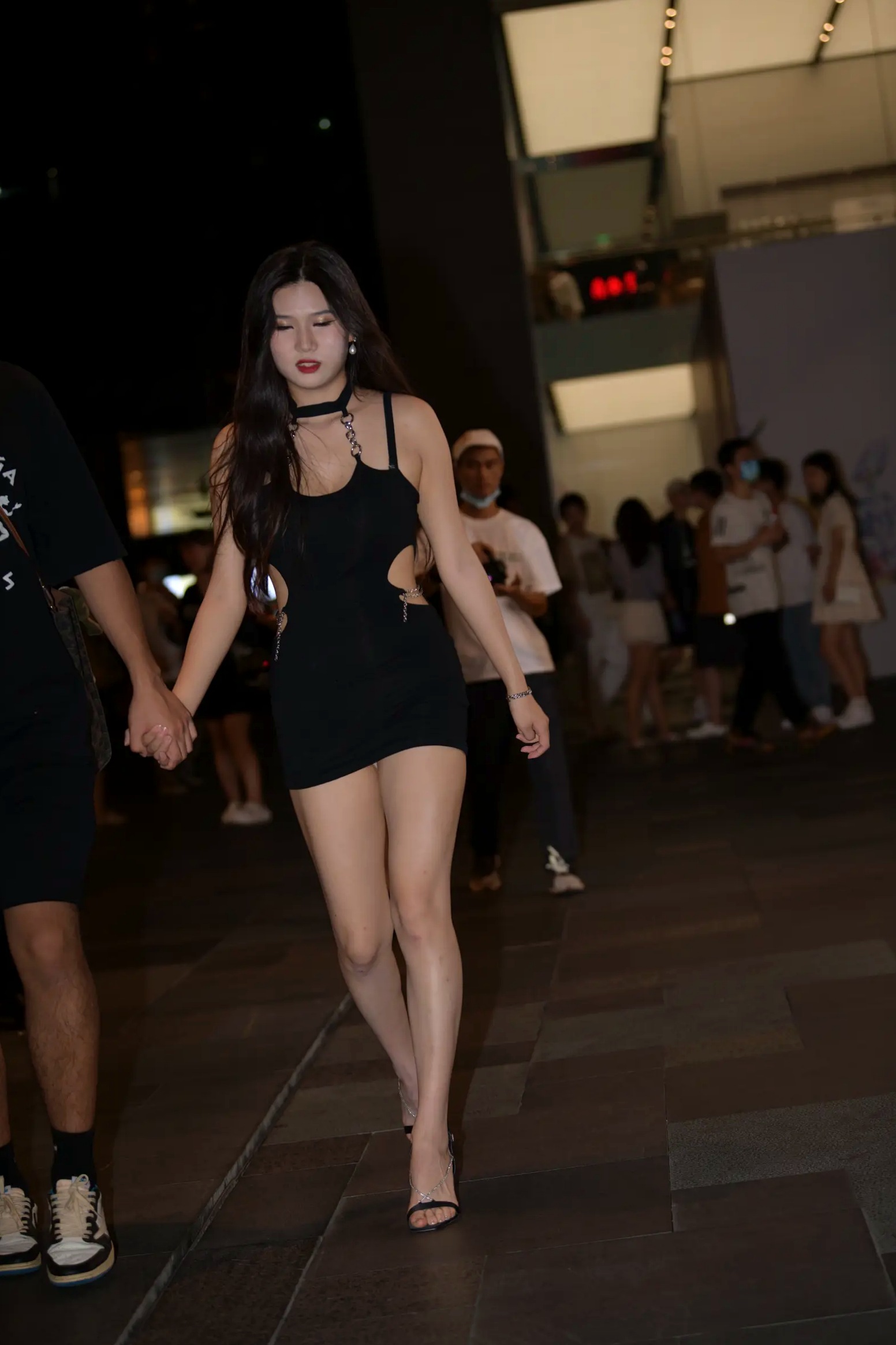 Gallery - 黑色修身裙夜间街拍，长腿女神尽显性感身姿 [174P]性感美腿街拍诱惑 女神私房照_秀色女神 - image 52