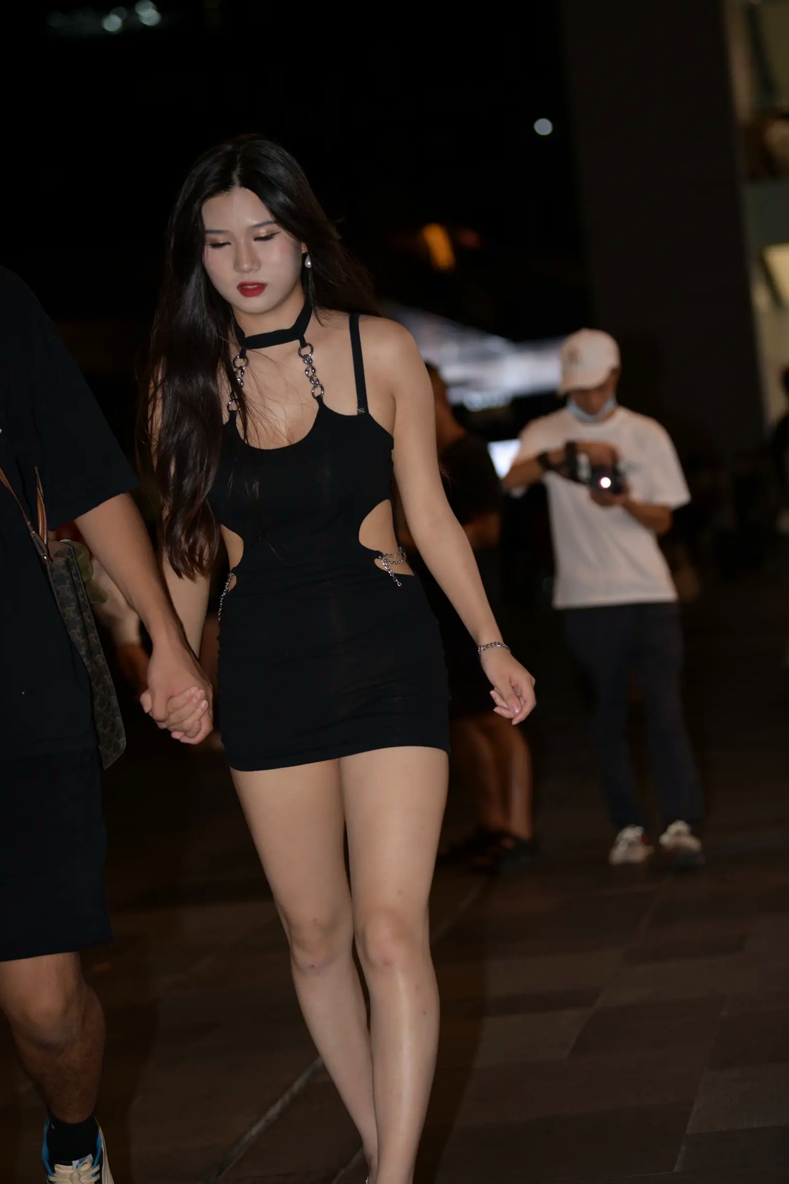 Gallery - 黑色修身裙夜间街拍，长腿女神尽显性感身姿 [174P]性感美腿街拍诱惑 女神私房照_秀色女神 - image 55