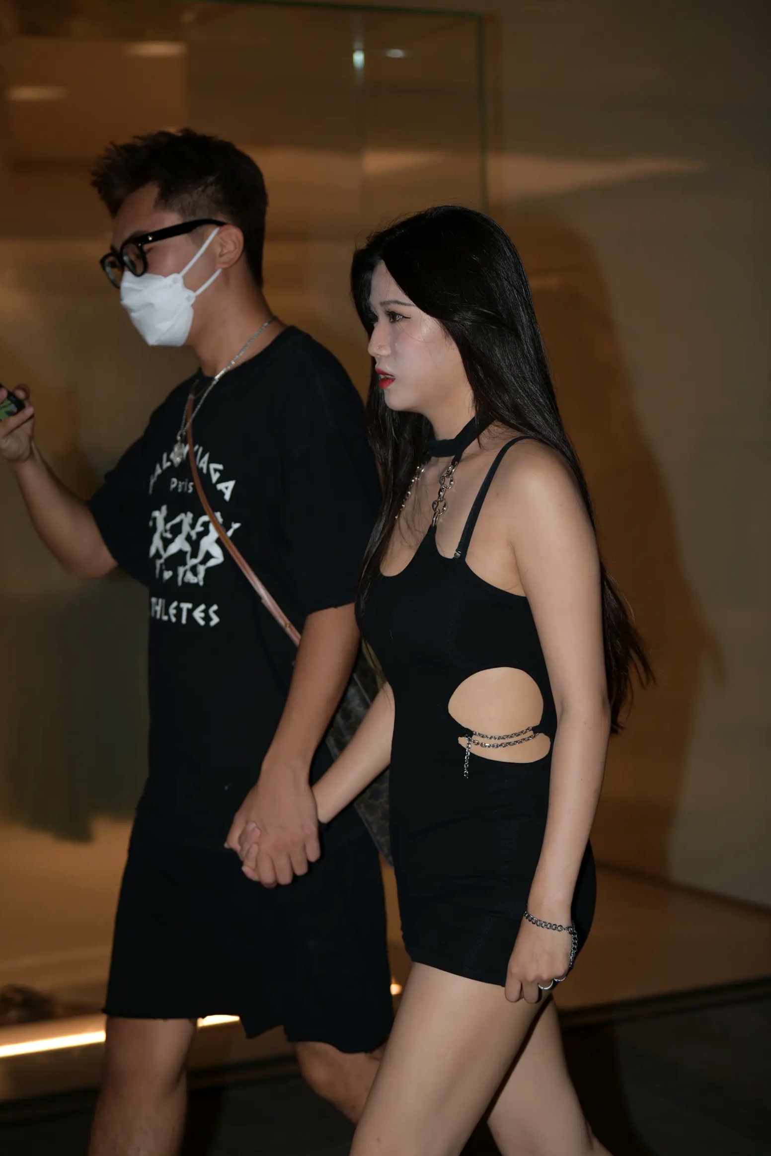 Gallery - 黑色修身裙夜间街拍，长腿女神尽显性感身姿 [174P]性感美腿街拍诱惑 女神私房照_秀色女神 - image 73