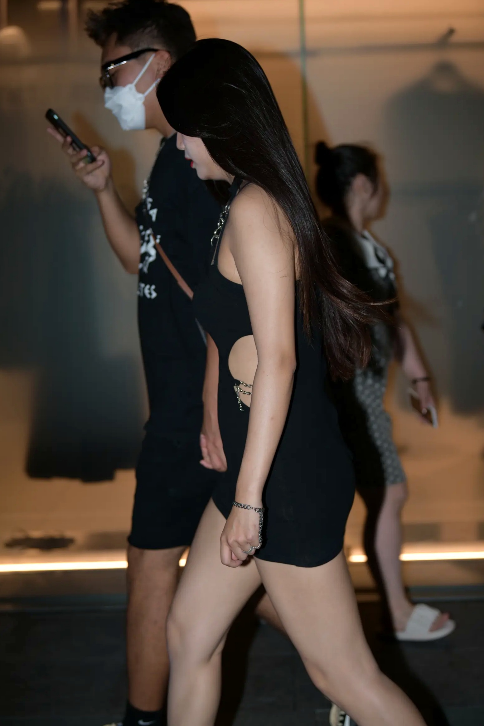 Gallery - 黑色修身裙夜间街拍，长腿女神尽显性感身姿 [174P]性感美腿街拍诱惑 女神私房照_秀色女神 - image 78