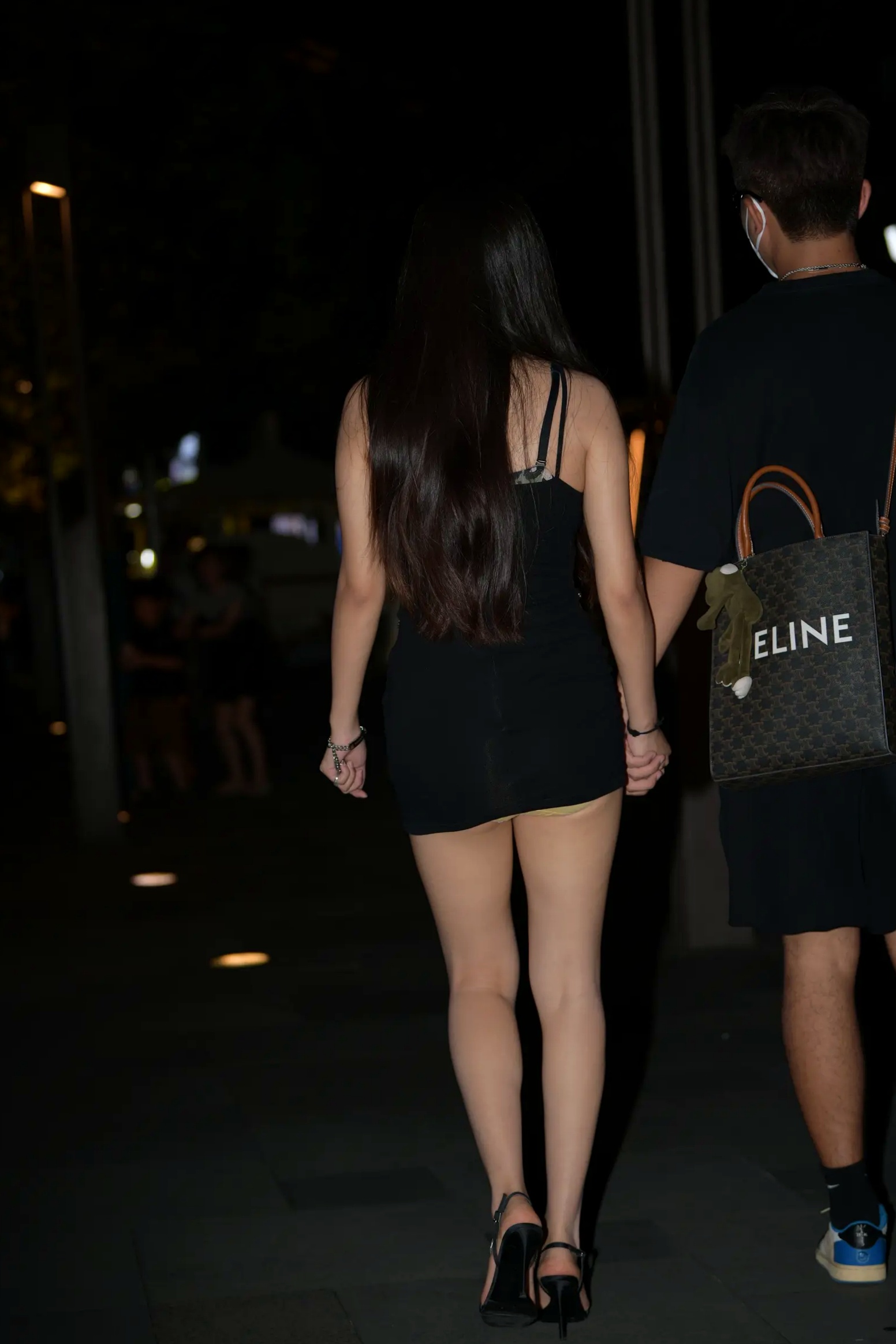 Gallery - 黑色修身裙夜间街拍，长腿女神尽显性感身姿 [174P]性感美腿街拍诱惑 女神私房照_秀色女神 - image 95