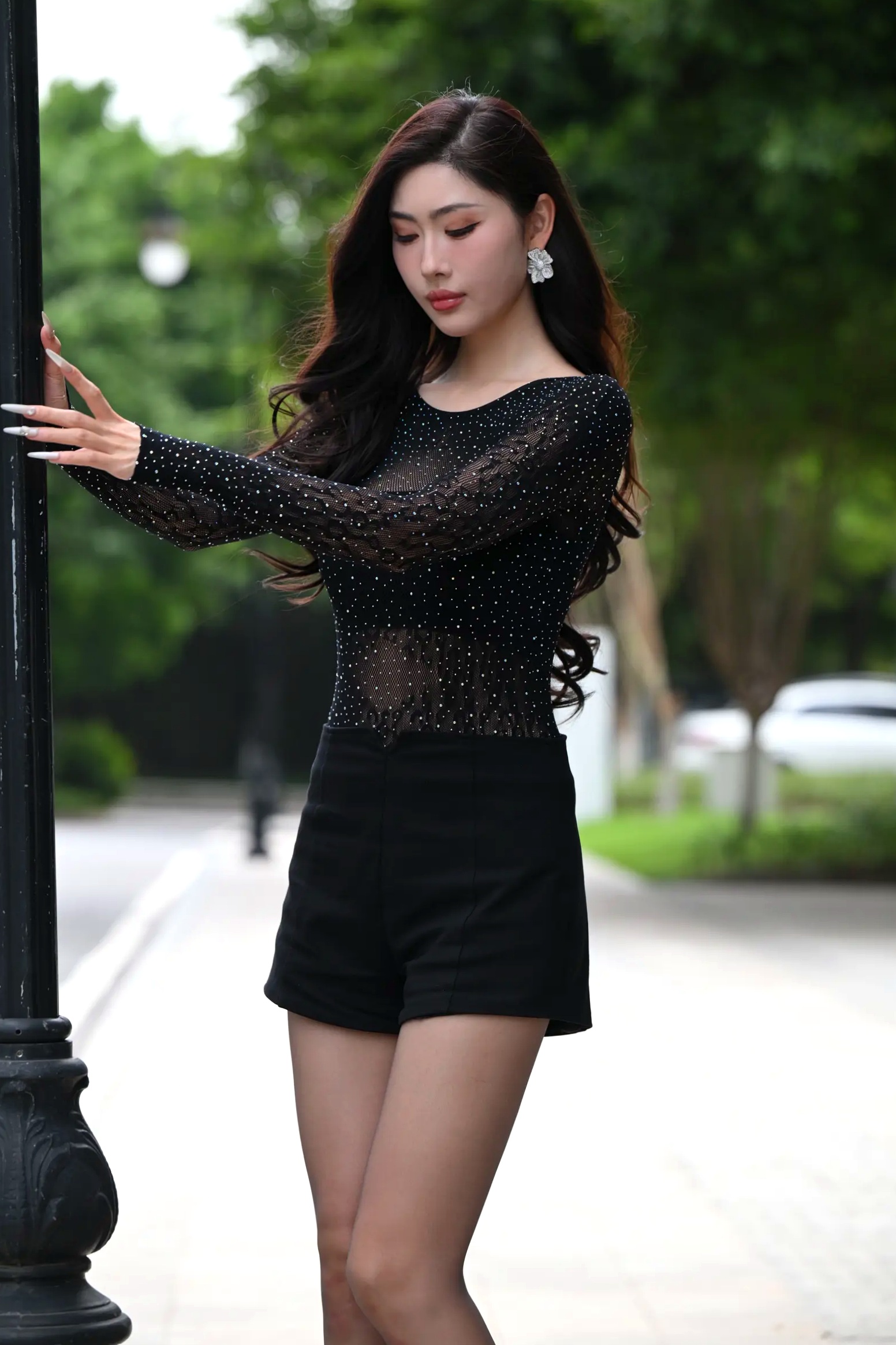 Gallery - 黑色系女神街拍：气质美女亮钻上衣搭配黑丝美腿，冷艳时尚都市风 [118P]气质街拍美腿黑丝性感 女神私房照_秀色女神 - image 12