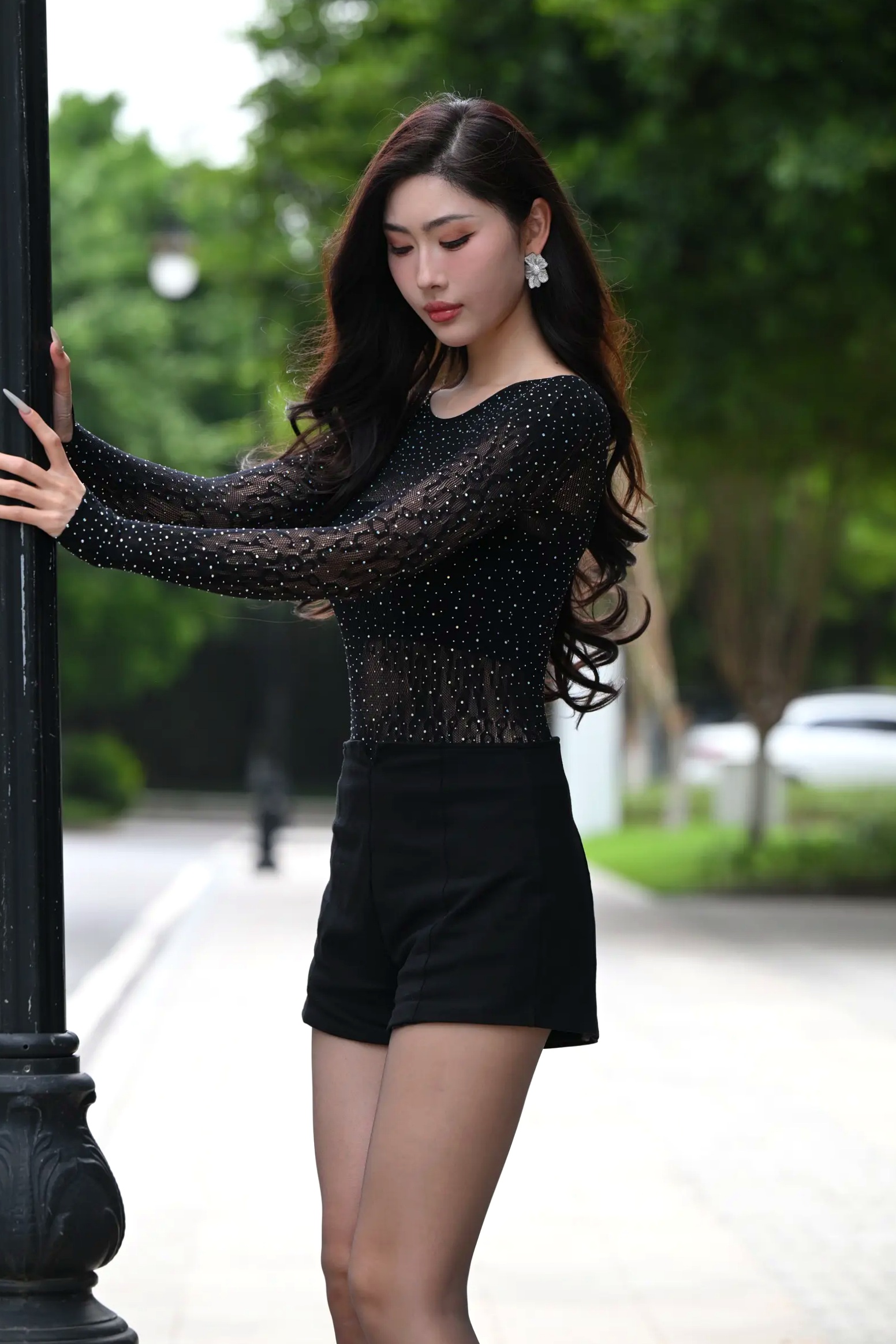 Gallery - 黑色系女神街拍：气质美女亮钻上衣搭配黑丝美腿，冷艳时尚都市风 [118P]气质街拍美腿黑丝性感 女神私房照_秀色女神 - image 13