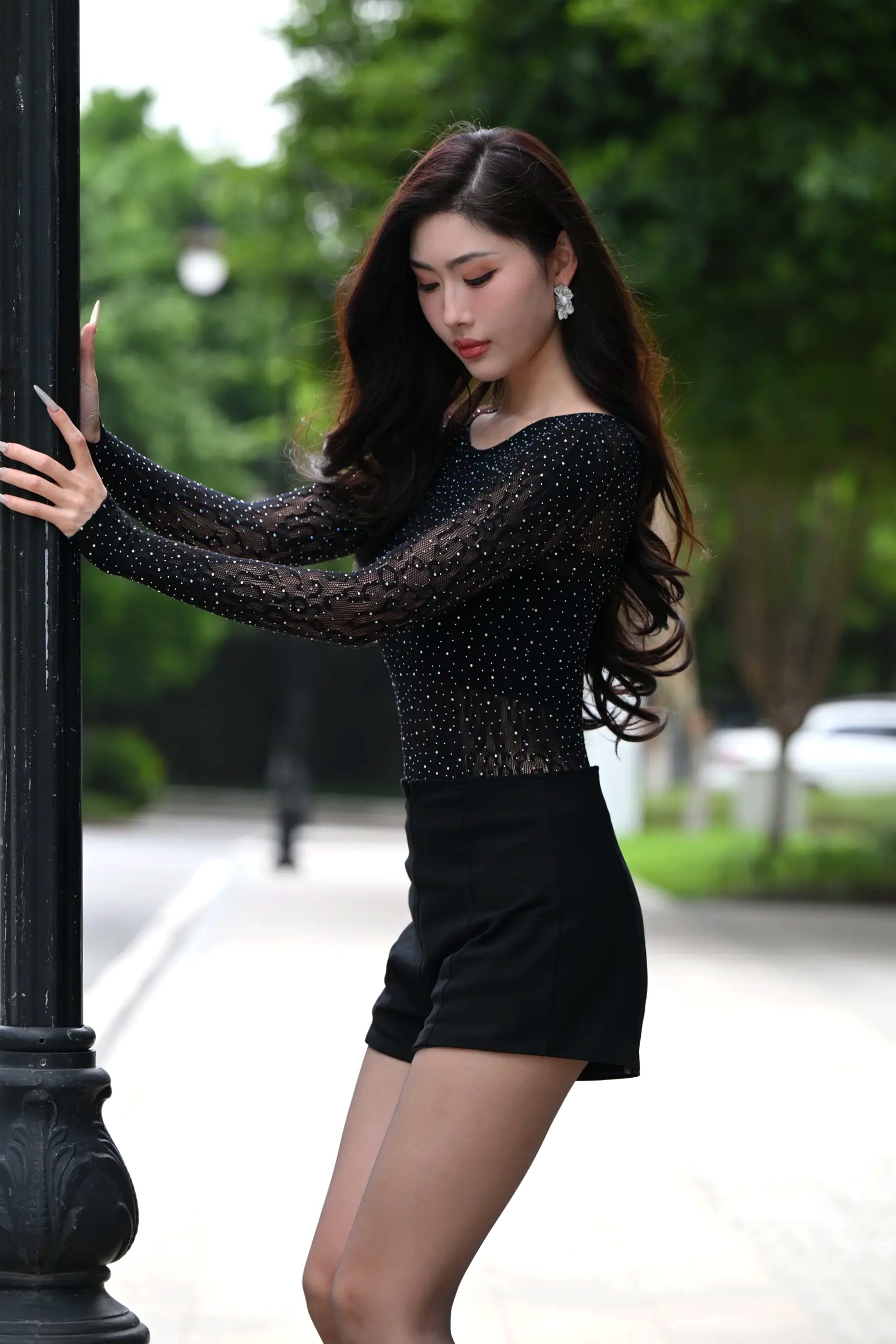 Gallery - 黑色系女神街拍：气质美女亮钻上衣搭配黑丝美腿，冷艳时尚都市风 [118P]气质街拍美腿黑丝性感 女神私房照_秀色女神 - image 14