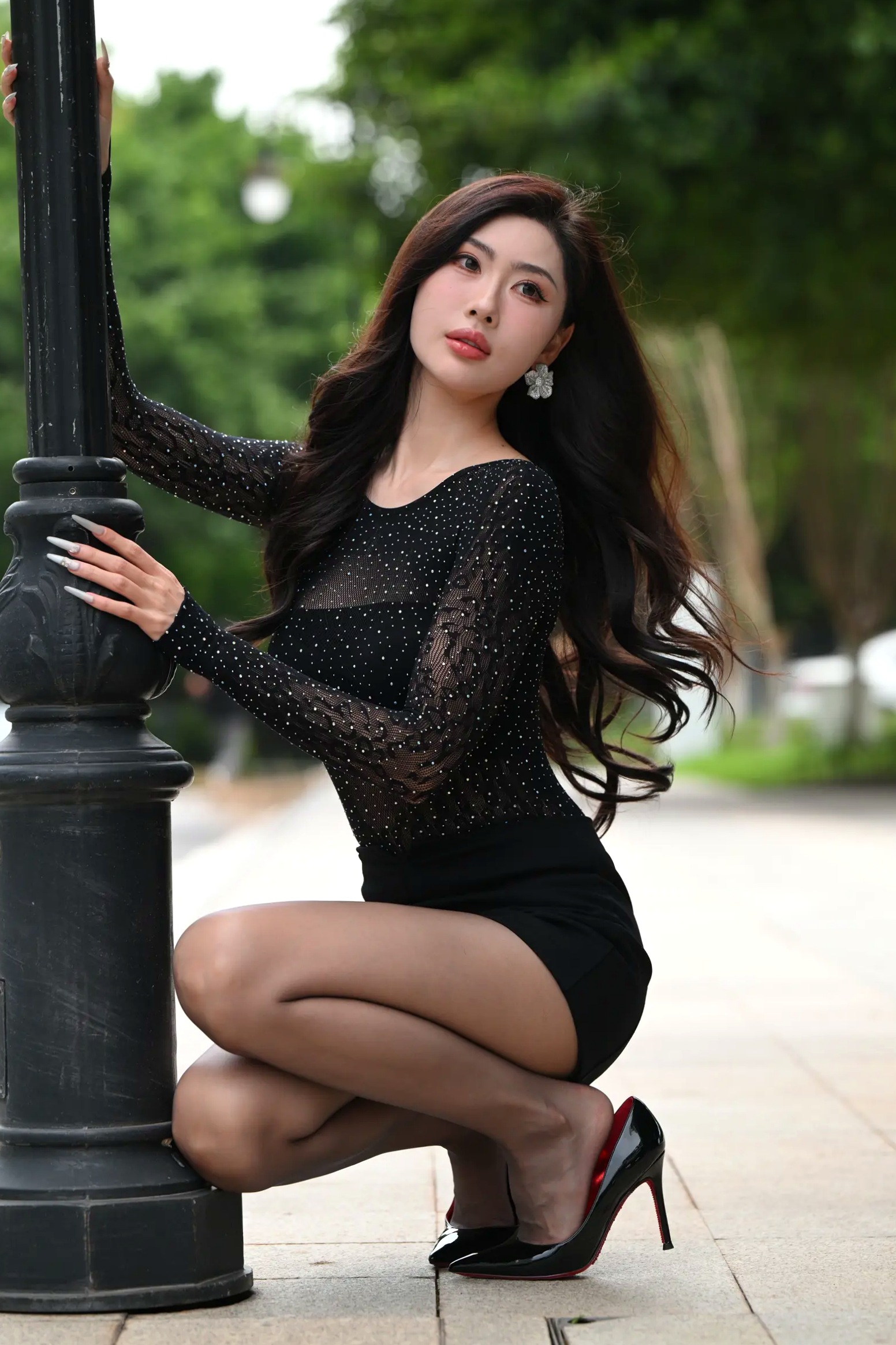 Gallery - 黑色系女神街拍：气质美女亮钻上衣搭配黑丝美腿，冷艳时尚都市风 [118P]气质街拍美腿黑丝性感 女神私房照_秀色女神 - image 22