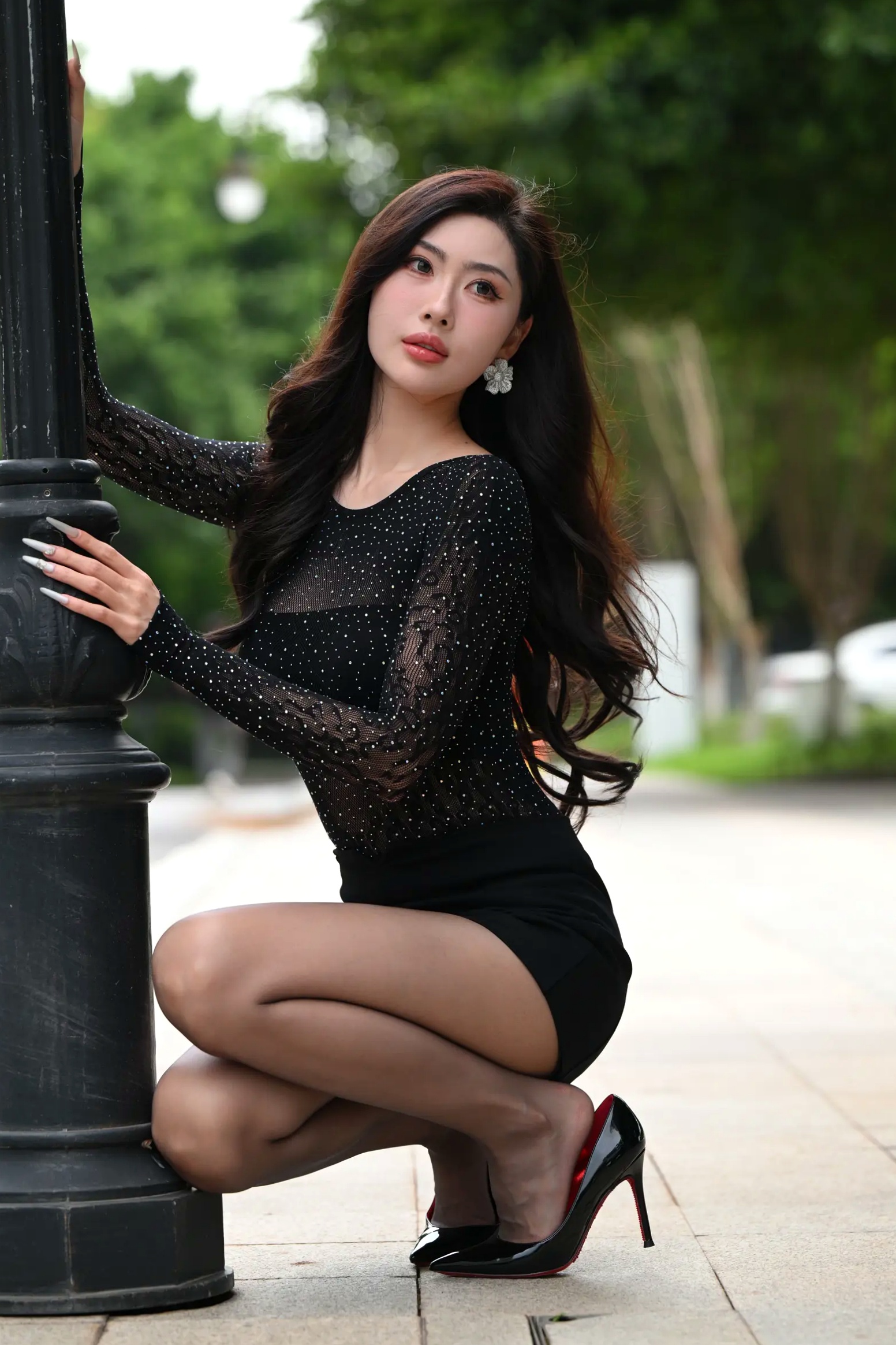 Gallery - 黑色系女神街拍：气质美女亮钻上衣搭配黑丝美腿，冷艳时尚都市风 [118P]气质街拍美腿黑丝性感 女神私房照_秀色女神 - image 23
