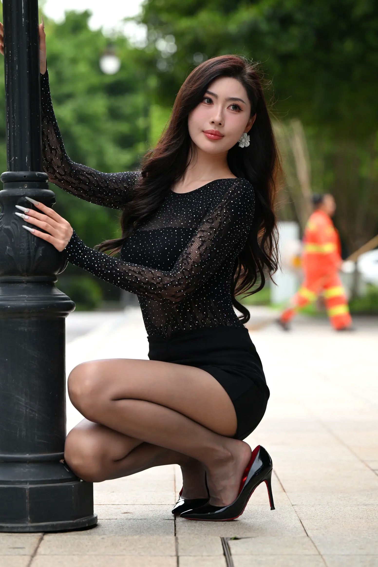 Gallery - 黑色系女神街拍：气质美女亮钻上衣搭配黑丝美腿，冷艳时尚都市风 [118P]气质街拍美腿黑丝性感 女神私房照_秀色女神 - image 28