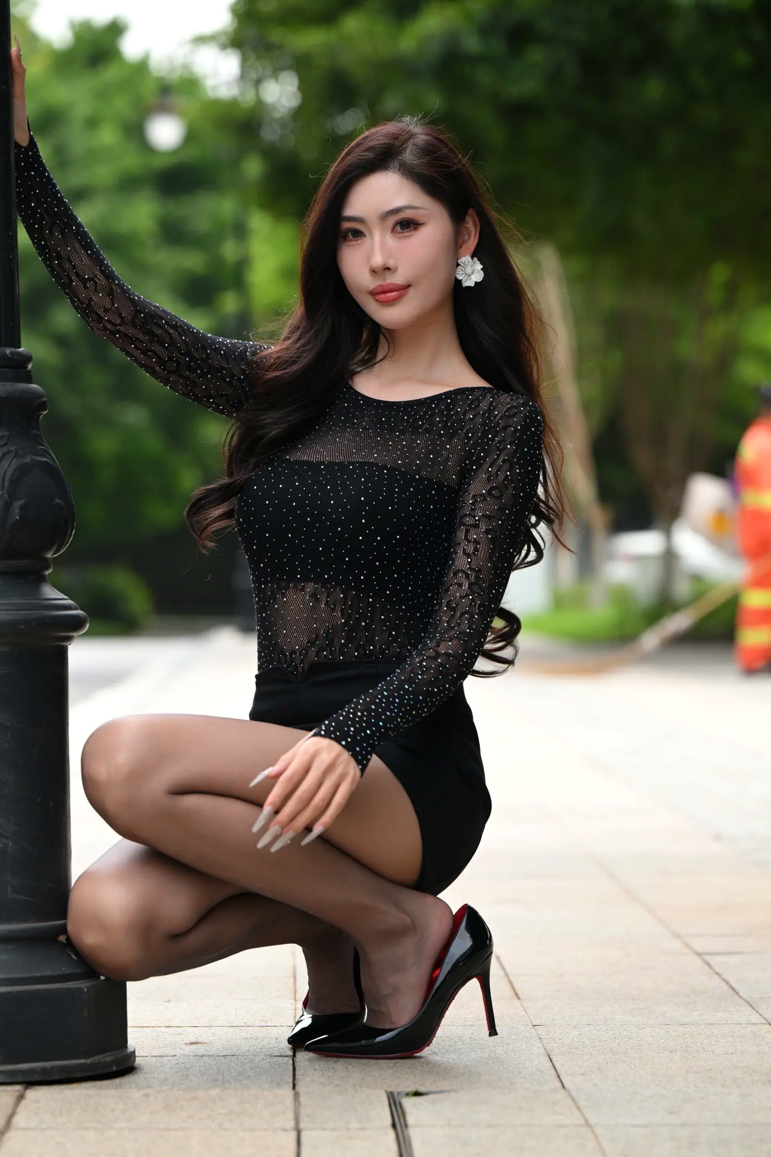 Gallery - 黑色系女神街拍：气质美女亮钻上衣搭配黑丝美腿，冷艳时尚都市风 [118P]气质街拍美腿黑丝性感 女神私房照_秀色女神 - image 29