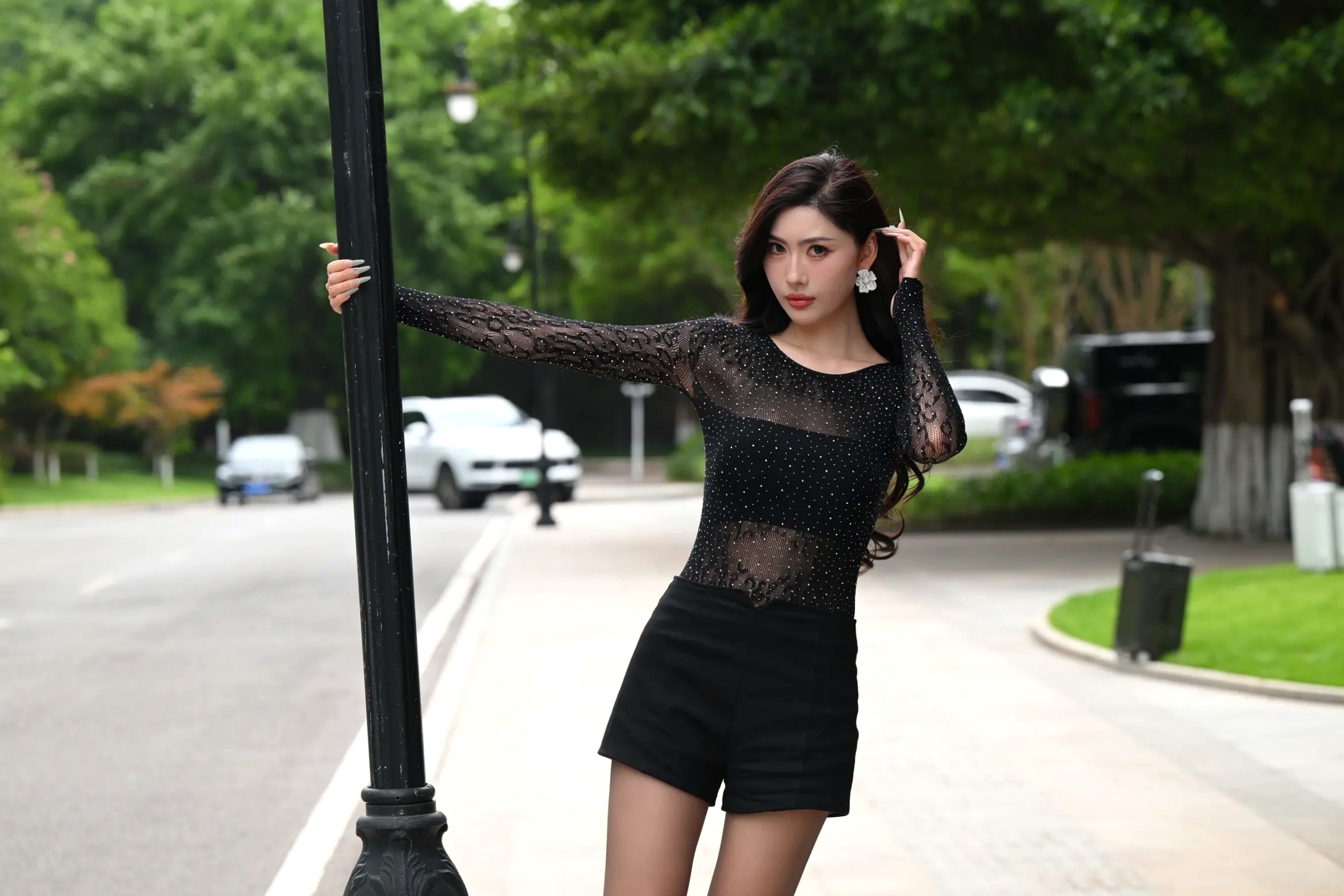 Gallery - 黑色系女神街拍：气质美女亮钻上衣搭配黑丝美腿，冷艳时尚都市风 [118P]气质街拍美腿黑丝性感 女神私房照_秀色女神 - image 56