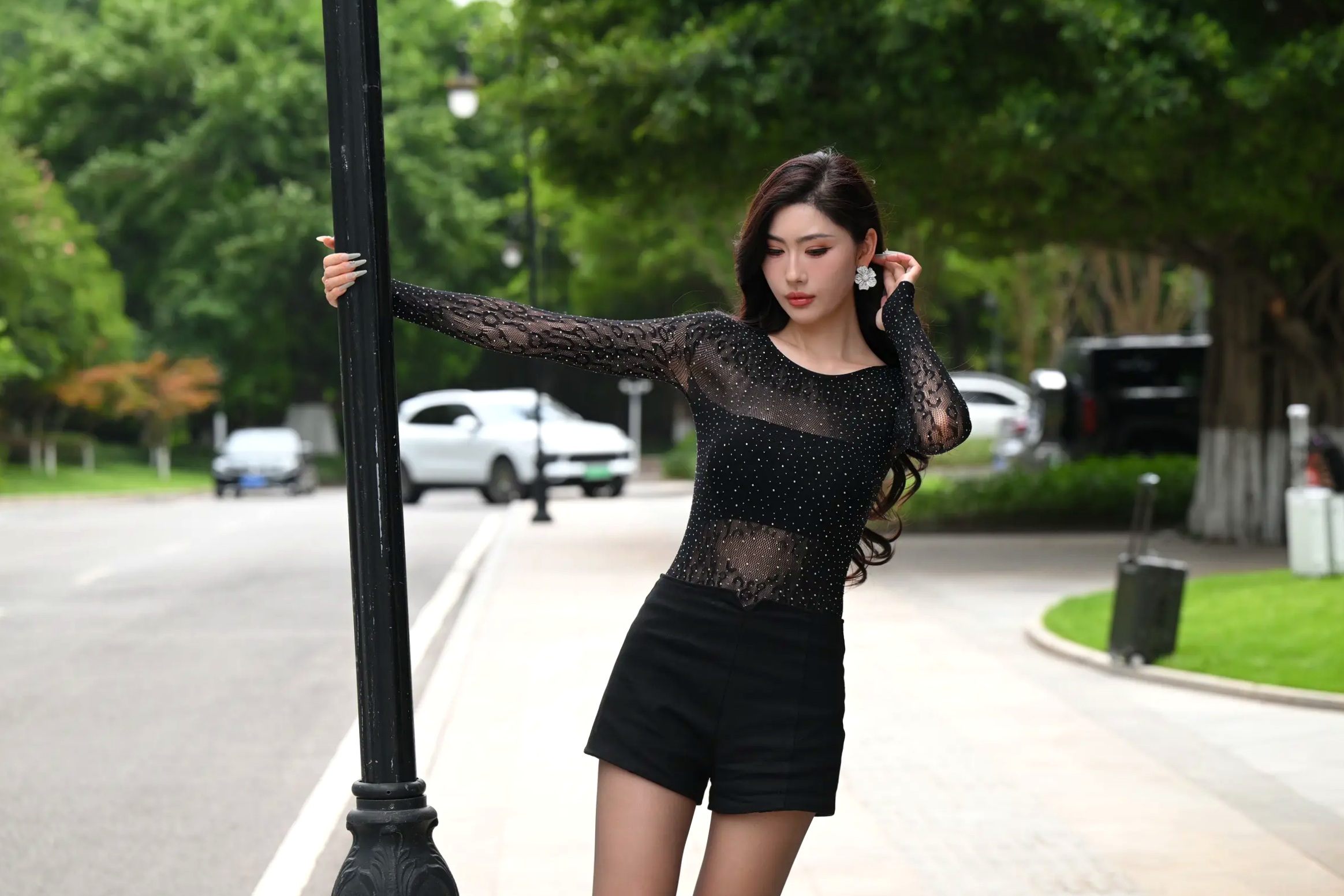 Gallery - 黑色系女神街拍：气质美女亮钻上衣搭配黑丝美腿，冷艳时尚都市风 [118P]气质街拍美腿黑丝性感 女神私房照_秀色女神 - image 57