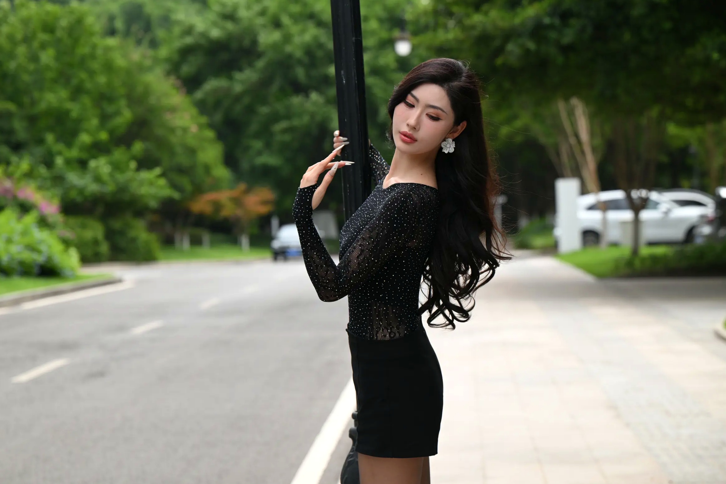 Gallery - 黑色系女神街拍：气质美女亮钻上衣搭配黑丝美腿，冷艳时尚都市风 [118P]气质街拍美腿黑丝性感 女神私房照_秀色女神 - image 58