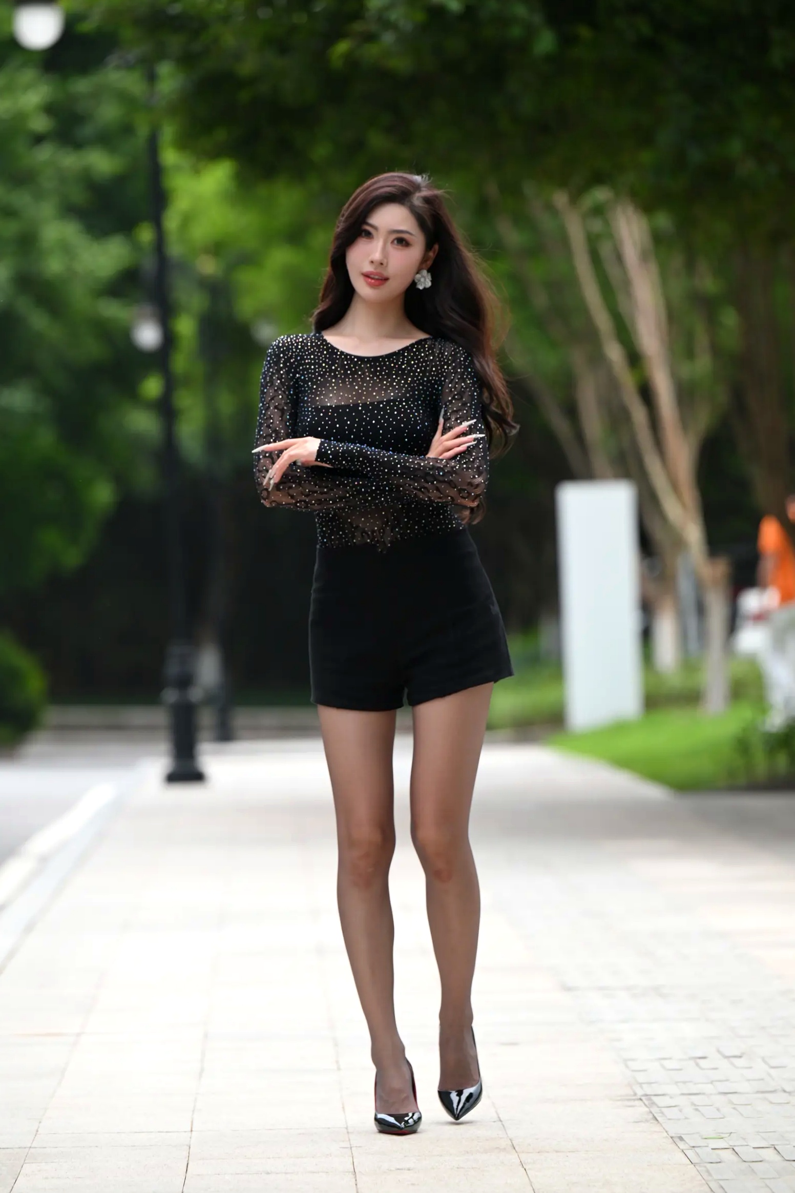 Gallery - 黑色系女神街拍：气质美女亮钻上衣搭配黑丝美腿，冷艳时尚都市风 [118P]气质街拍美腿黑丝性感 女神私房照_秀色女神 - image 72