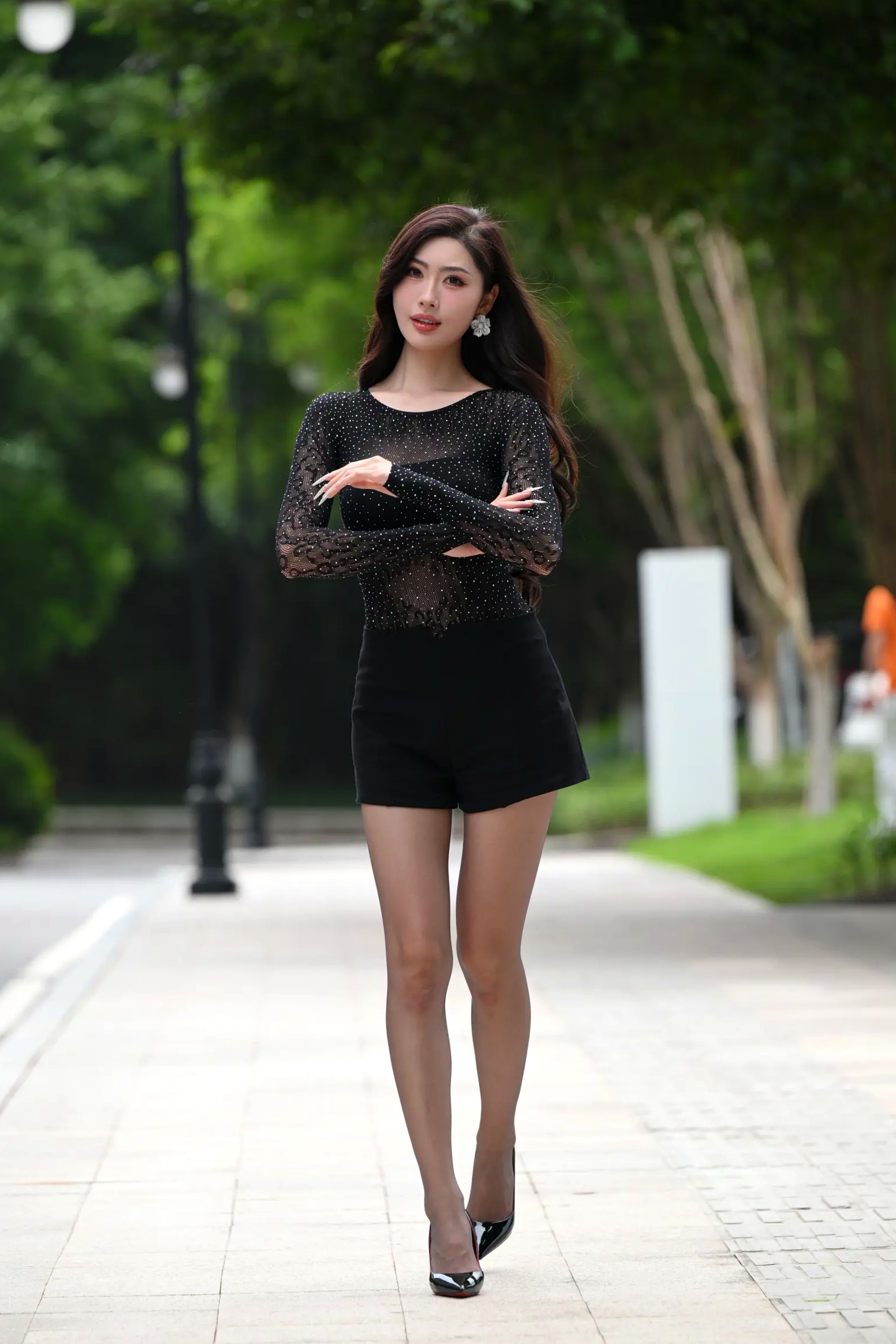 Gallery - 黑色系女神街拍：气质美女亮钻上衣搭配黑丝美腿，冷艳时尚都市风 [118P]气质街拍美腿黑丝性感 女神私房照_秀色女神 - image 73