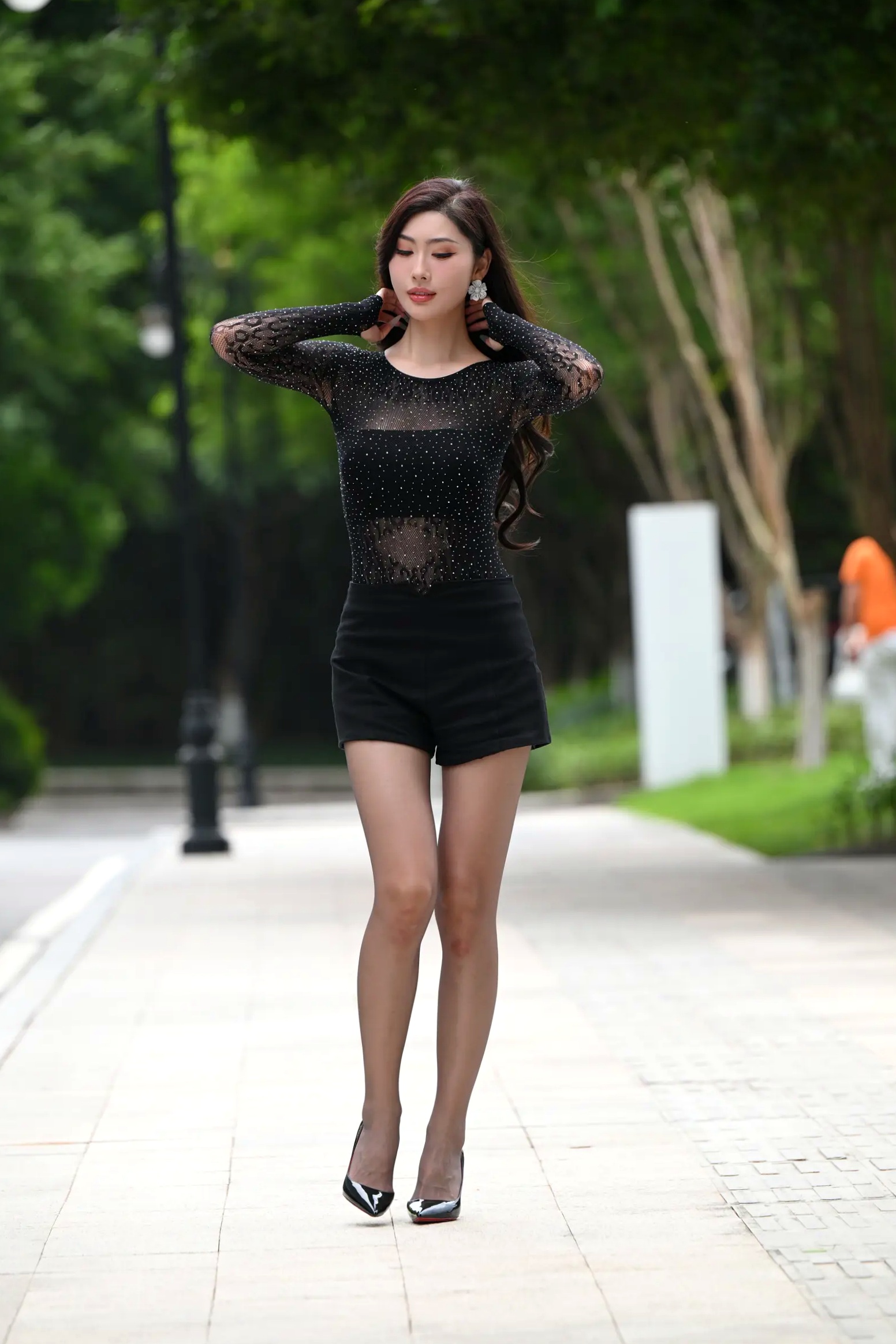 Gallery - 黑色系女神街拍：气质美女亮钻上衣搭配黑丝美腿，冷艳时尚都市风 [118P]气质街拍美腿黑丝性感 女神私房照_秀色女神 - image 75