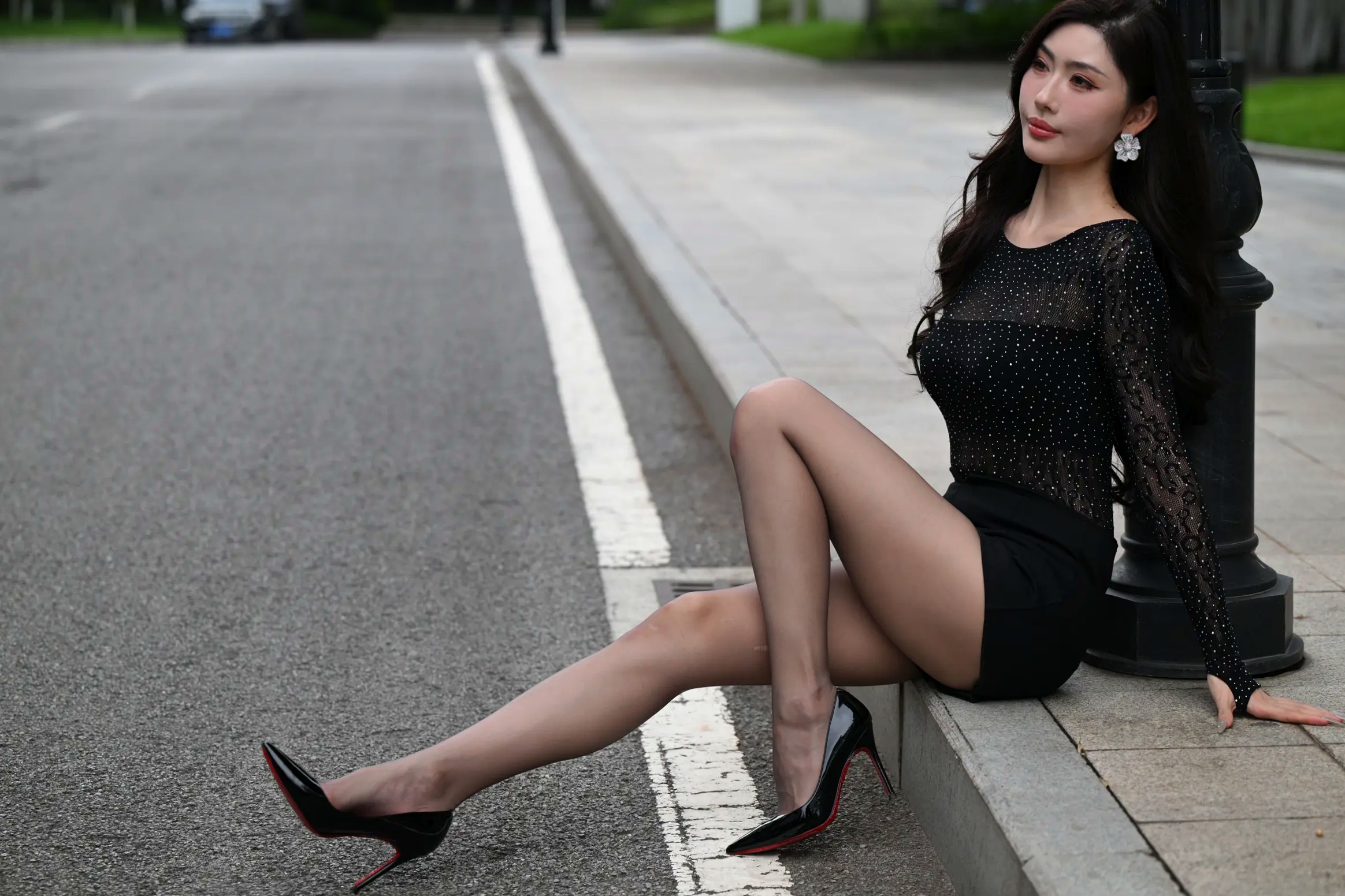 Gallery - 黑色系女神街拍：气质美女亮钻上衣搭配黑丝美腿，冷艳时尚都市风 [118P]气质街拍美腿黑丝性感 女神私房照_秀色女神 - image 115
